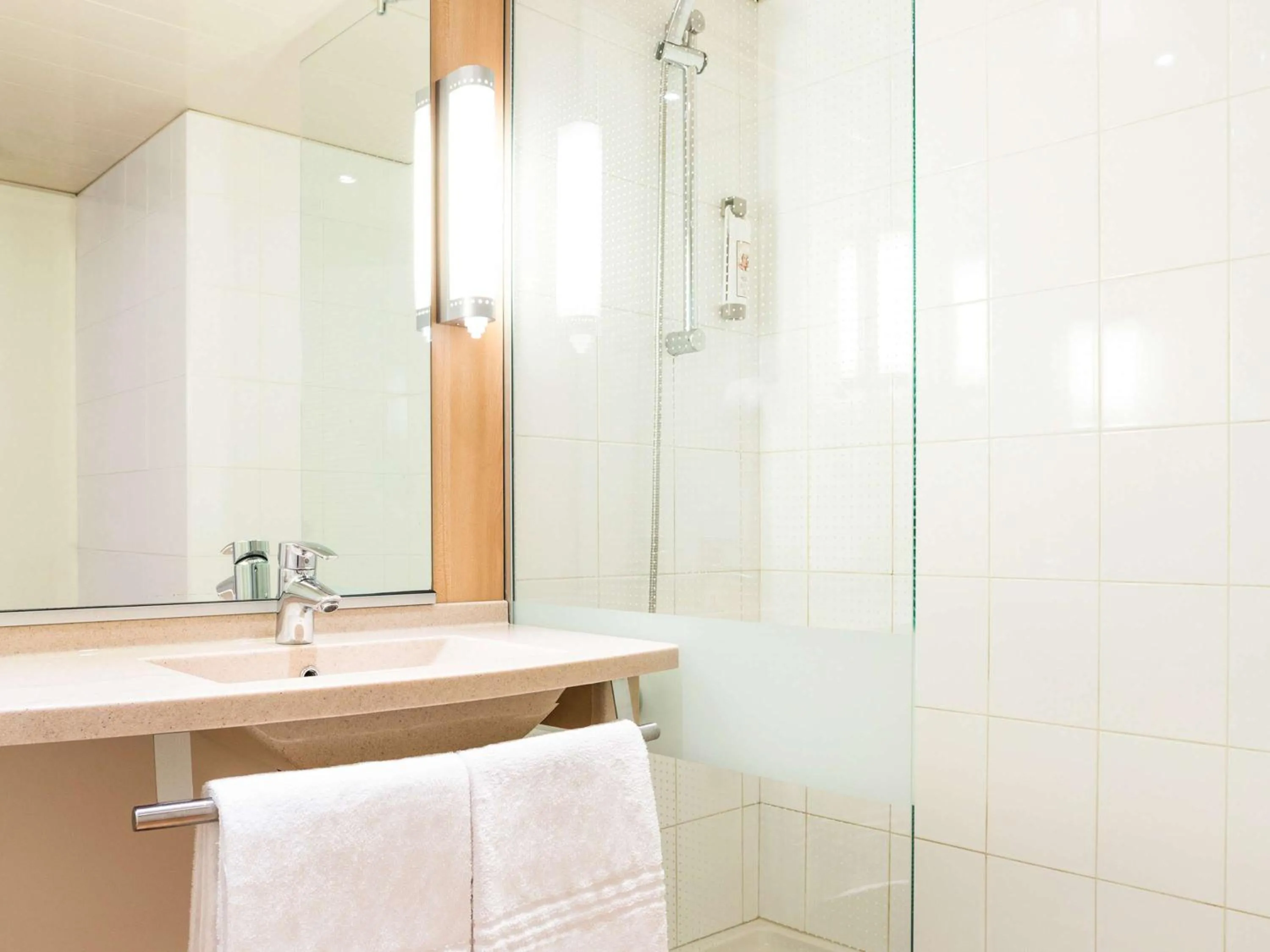 Photo of the whole room in ibis Bordeaux Lac