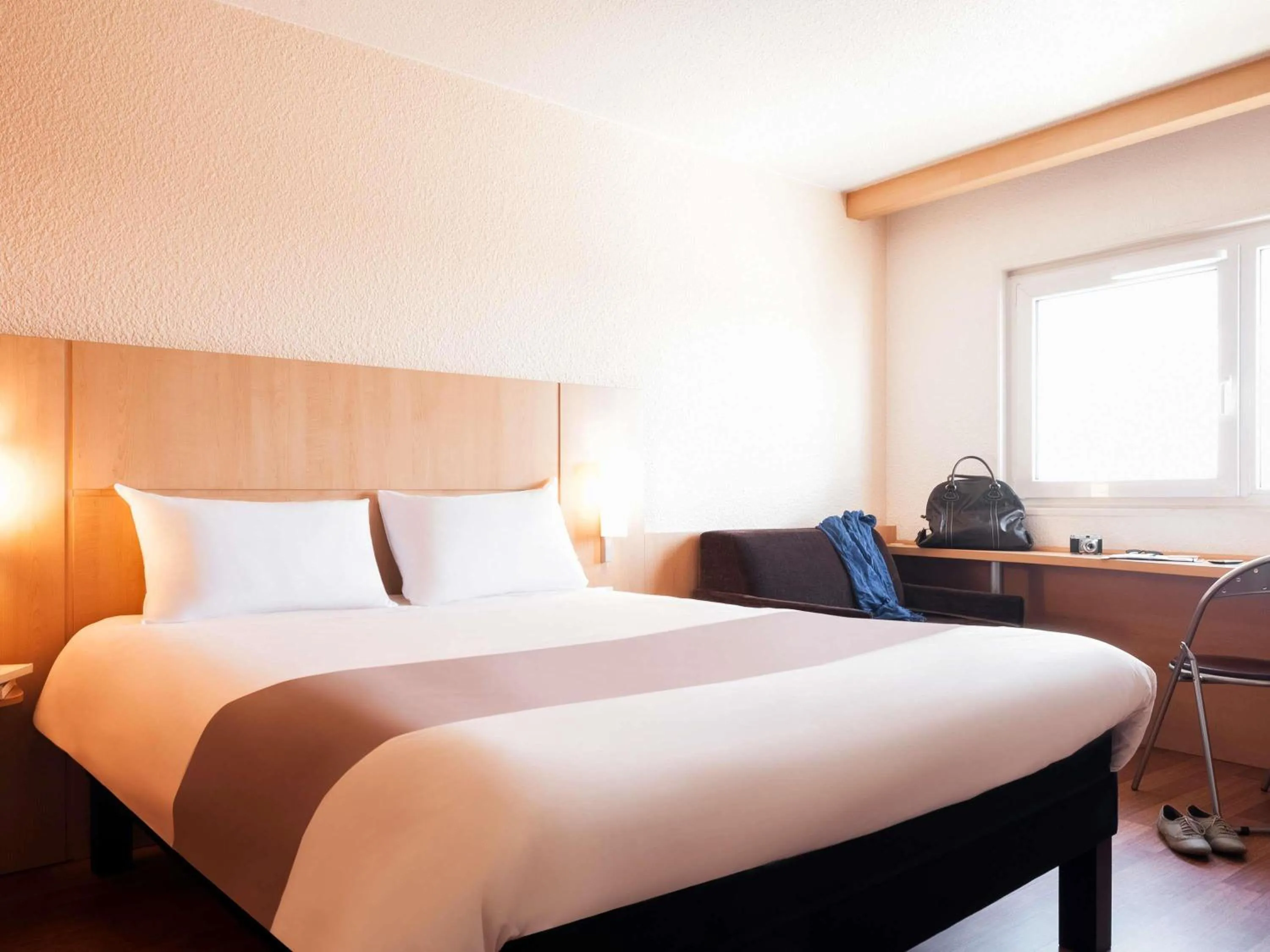 Bedroom, Bed in ibis Bordeaux Lac