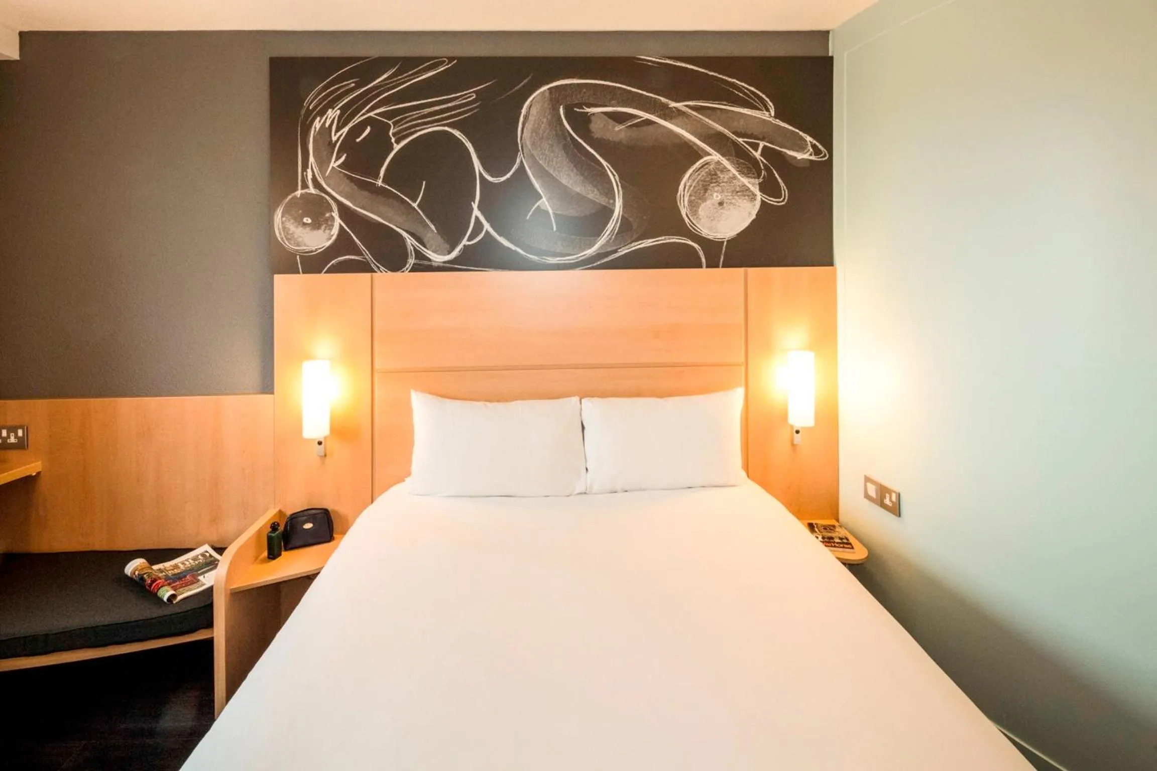 Bed in ibis Bordeaux Lac