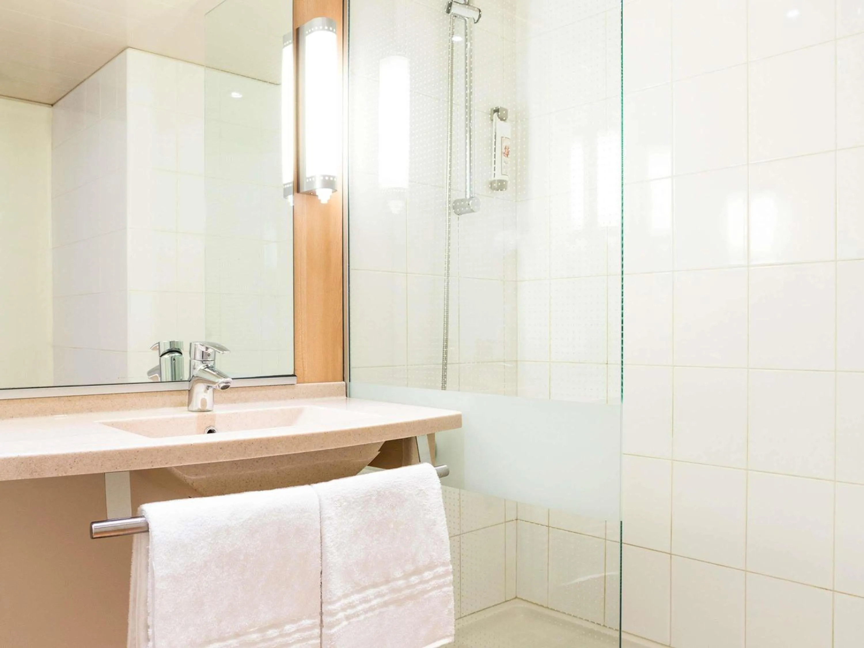 Bedroom in ibis Bordeaux Lac