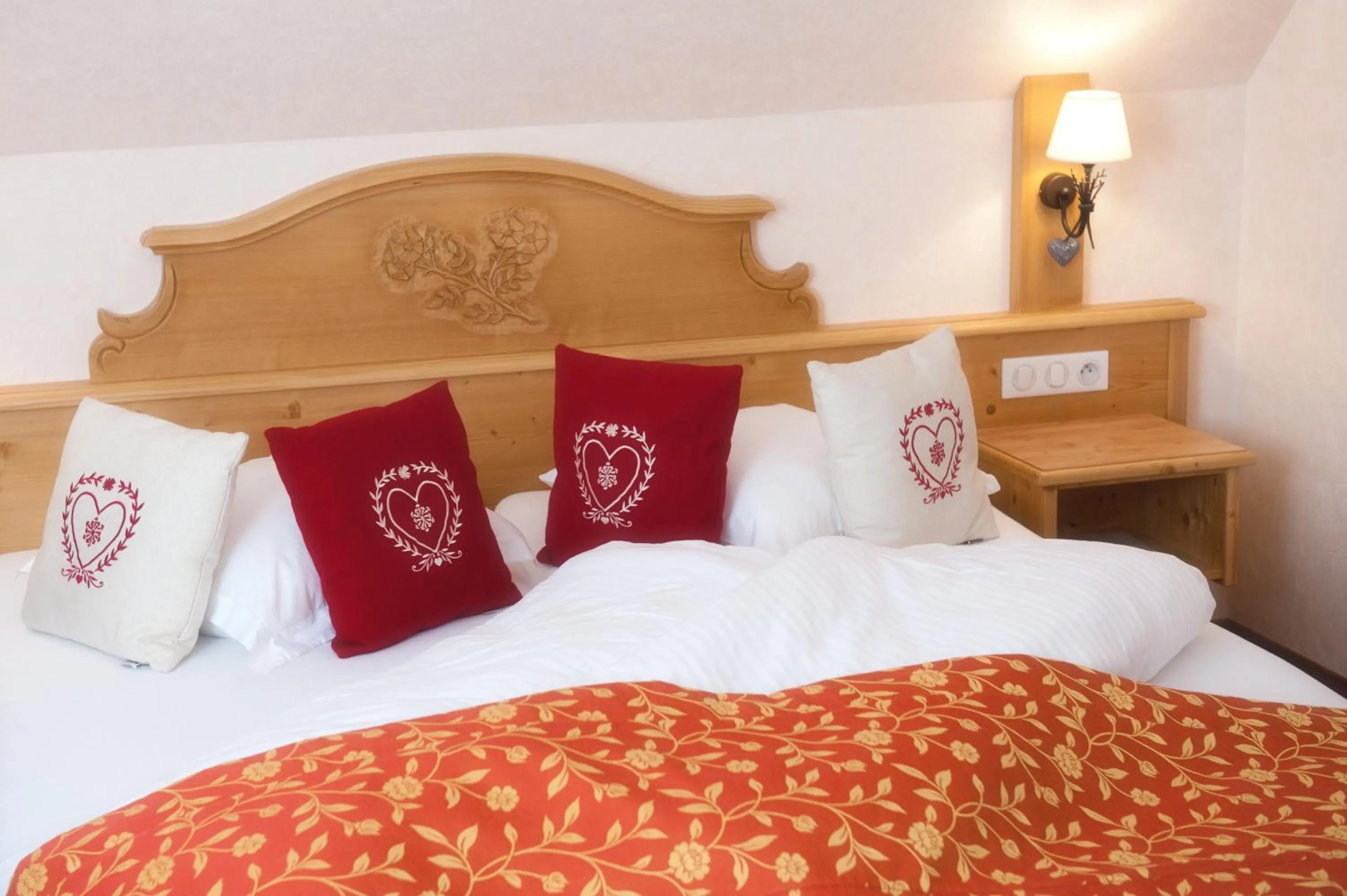 Bedroom, Bed in Logis Auberge Du Mehrbachel - Hôtel & Restaurant