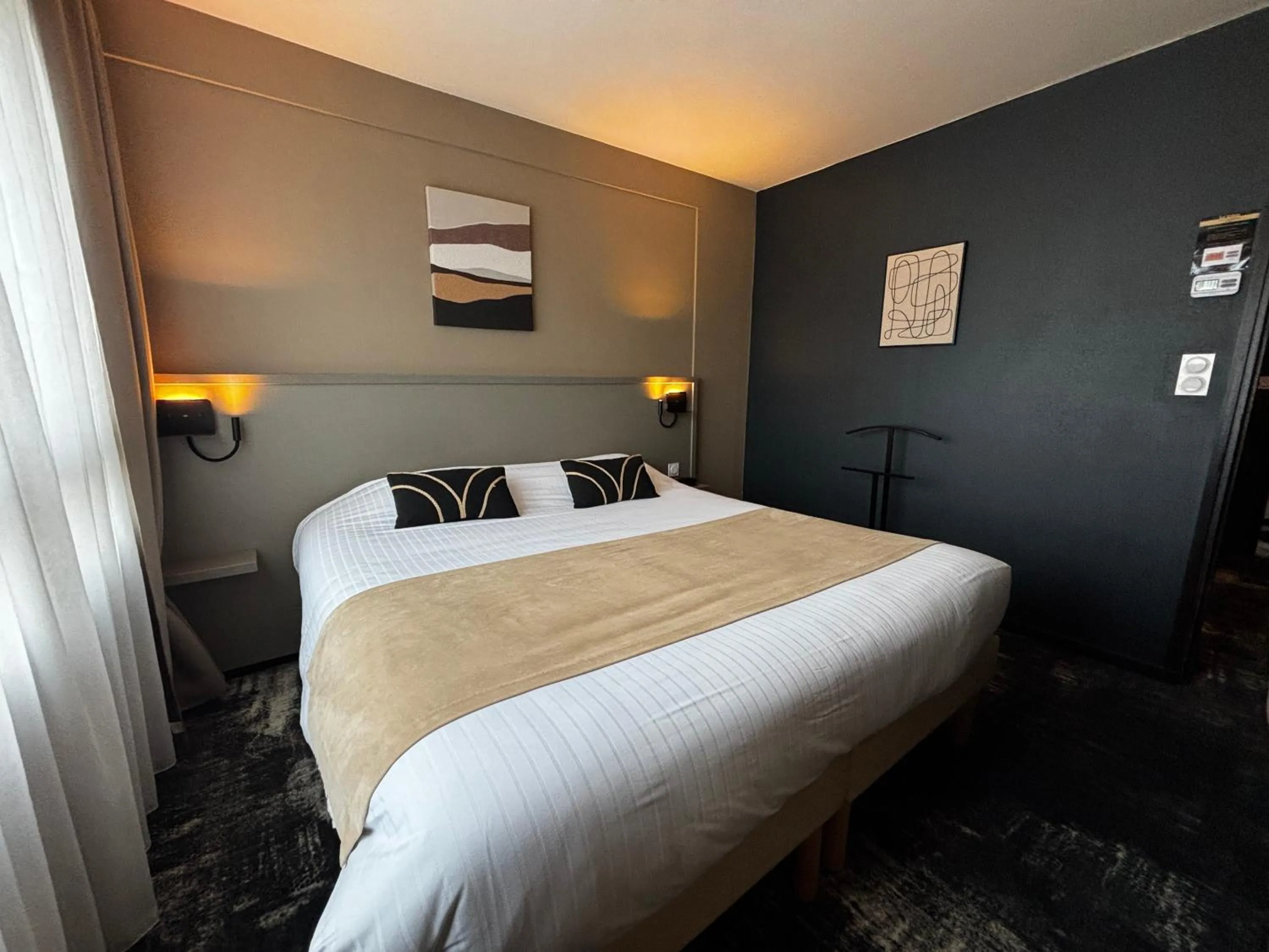 Bed in Hôtel Le Valois, Cognac Centre