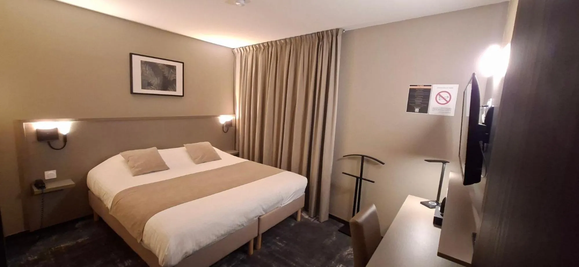 Bed in Hôtel Le Valois, Cognac Centre