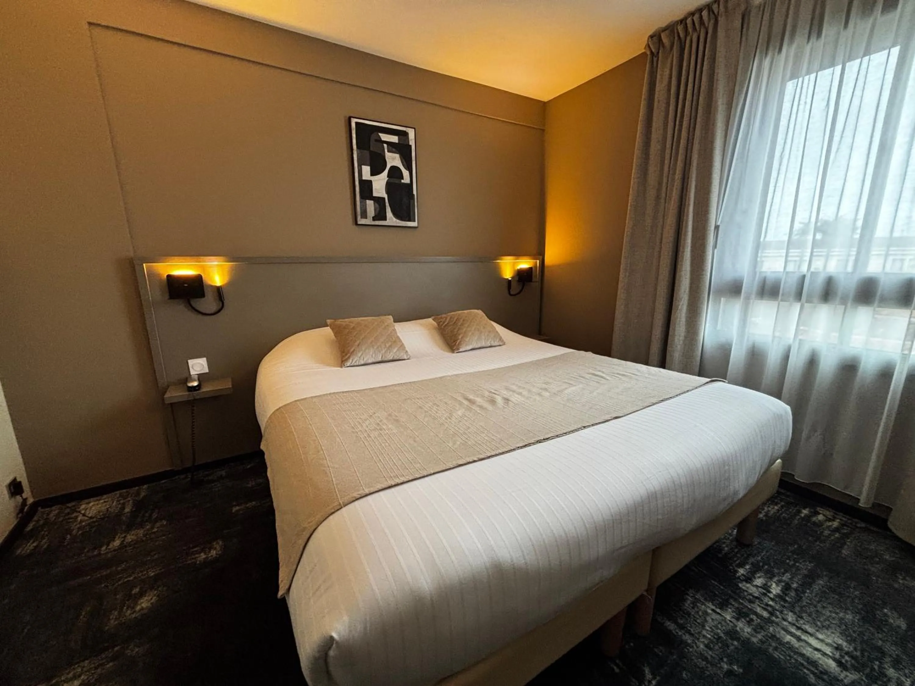 Bed in Hôtel Le Valois, Cognac Centre