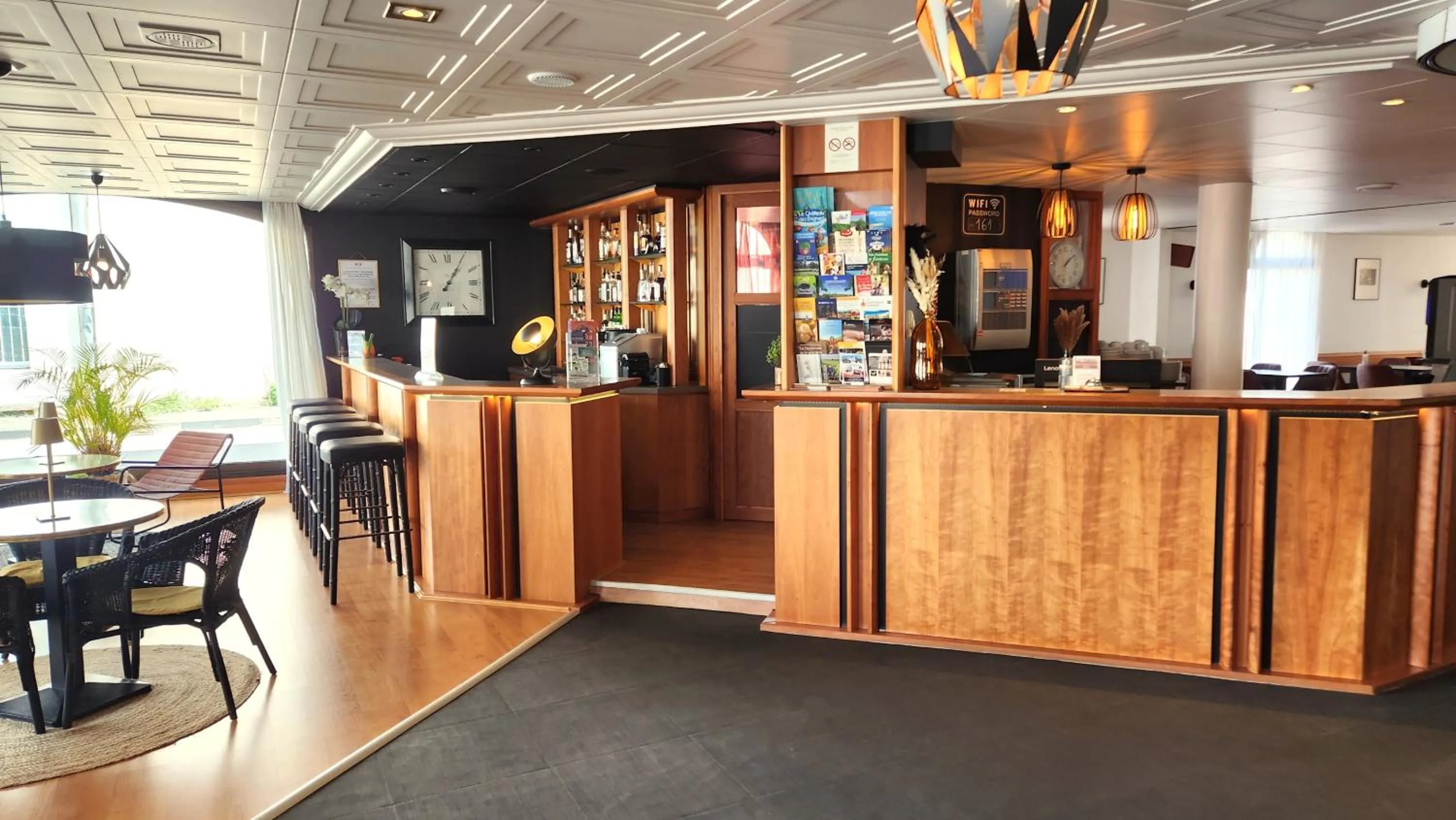 Lobby or reception in Hôtel Le Valois, Cognac Centre