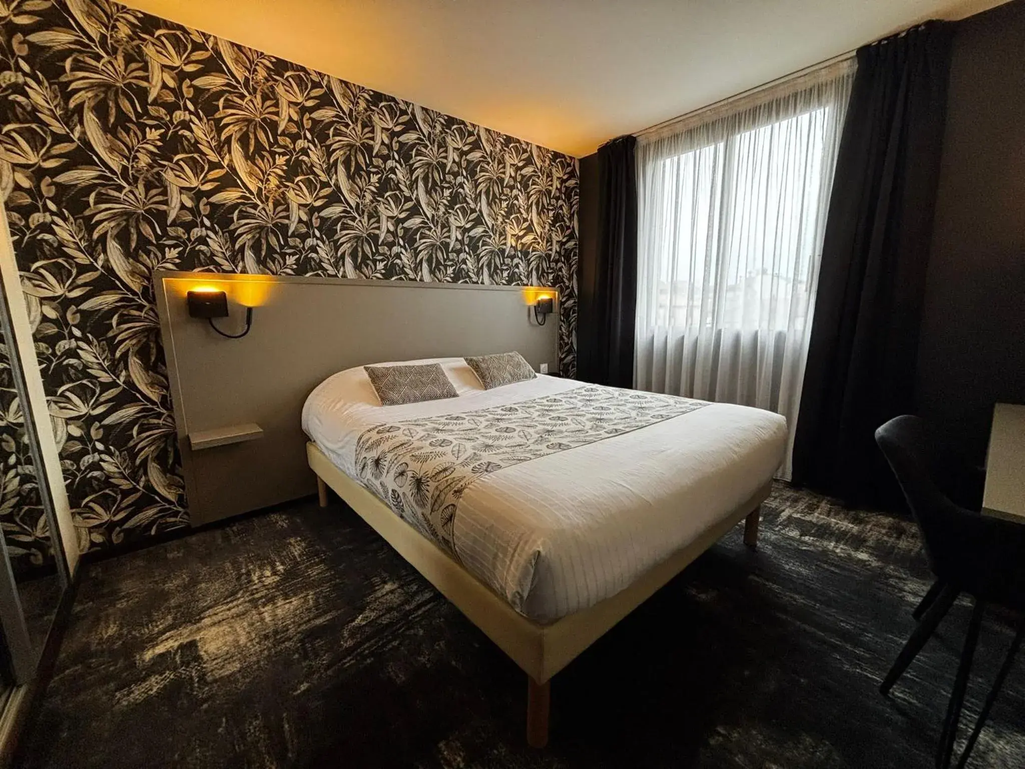 Bedroom, Bed in Hôtel Le Valois, Cognac Centre Bedroom, Bed in Hôtel Le Valois, Cognac Centre