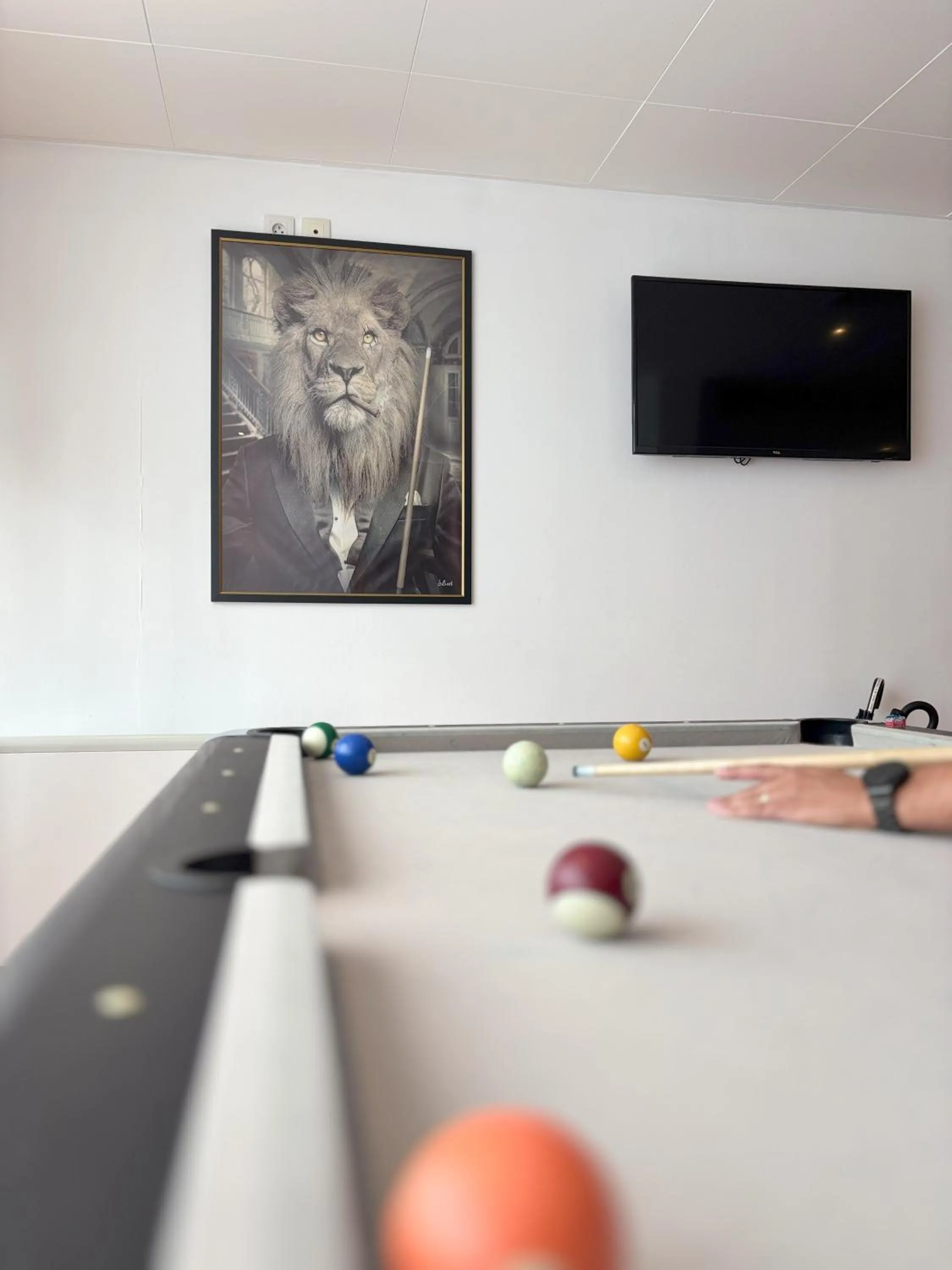 Billiard in Hôtel Le Valois, Cognac Centre