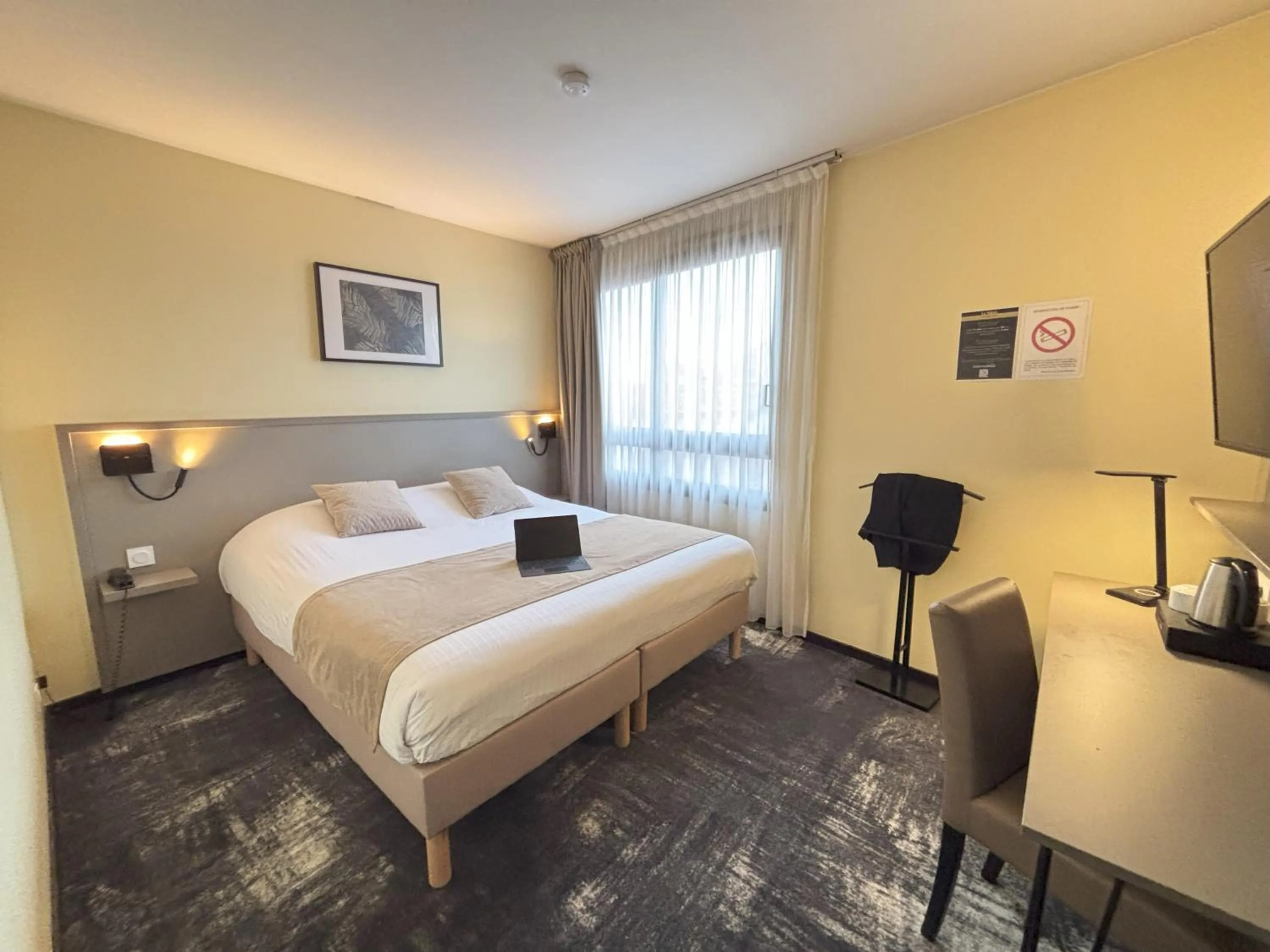 Bedroom, Bed in Hôtel Le Valois, Cognac Centre