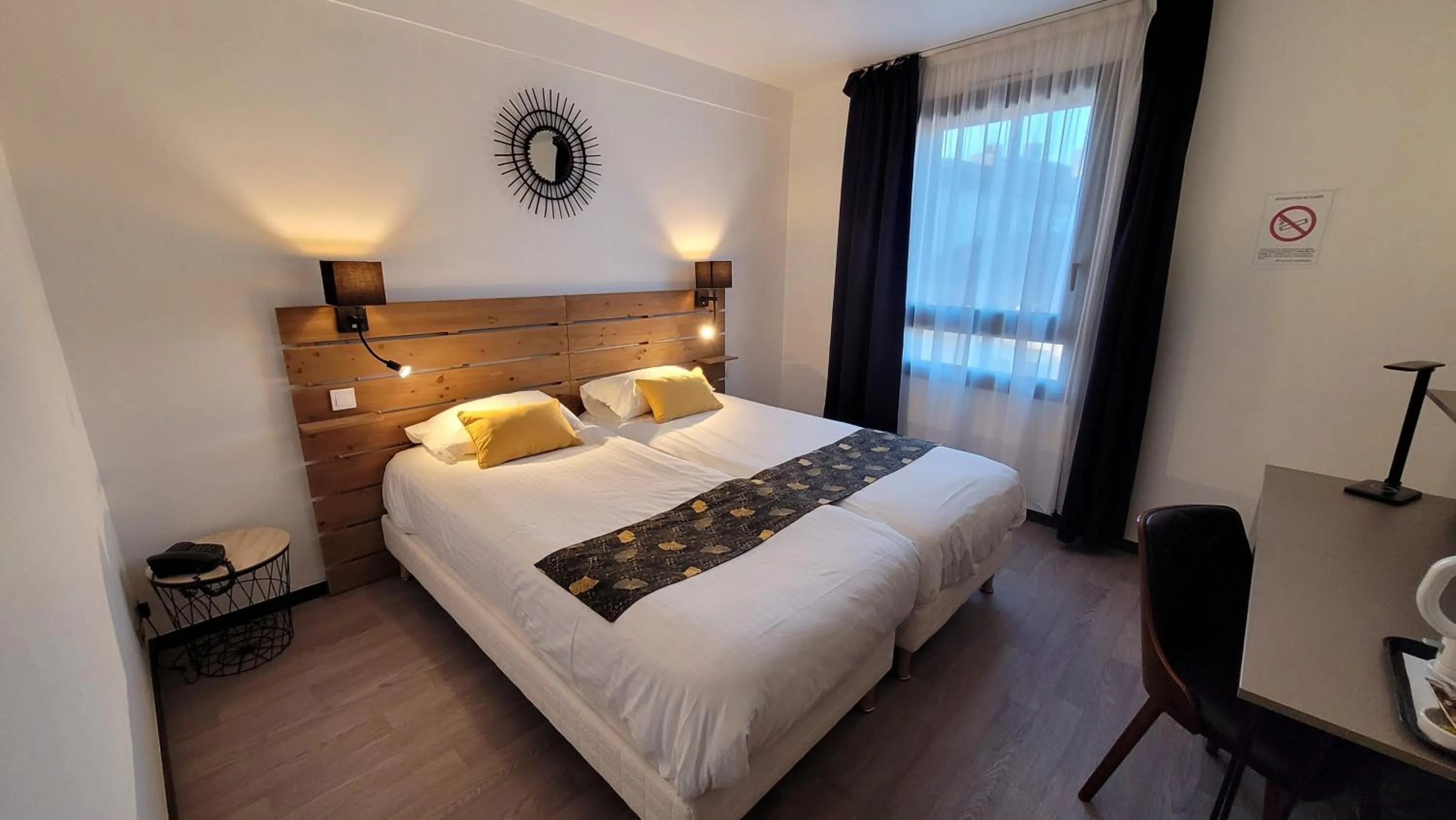 Photo of the whole room, Bed in Hôtel Le Valois, Cognac Centre