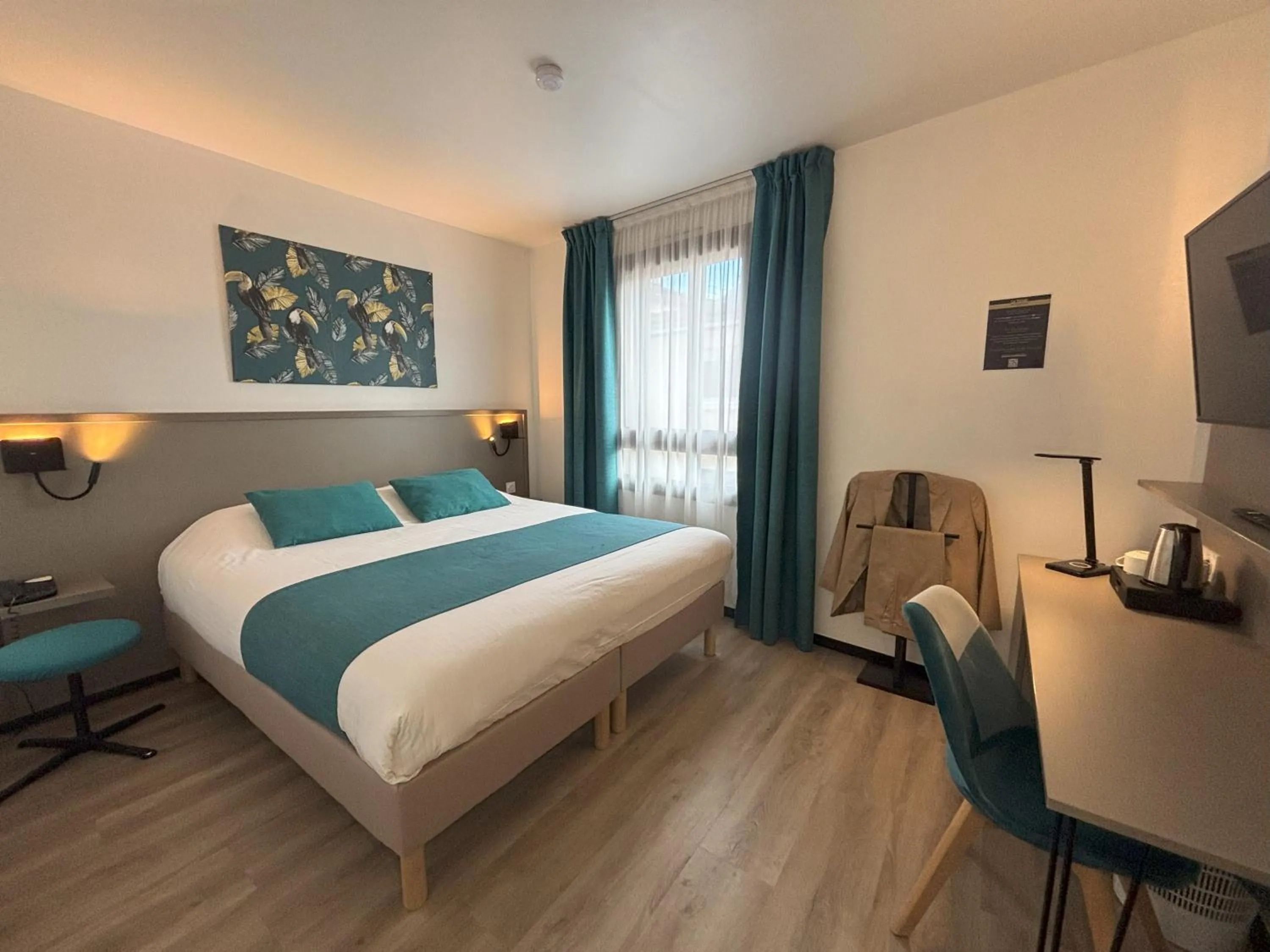 Bedroom, Bed in Hôtel Le Valois, Cognac Centre