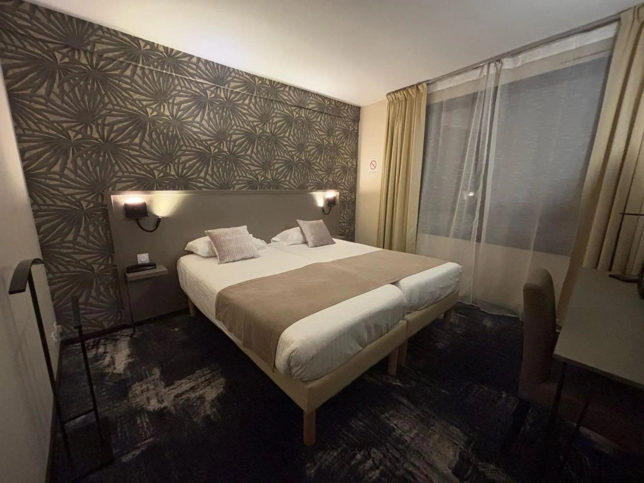 Bedroom, Bed in Hôtel Le Valois, Cognac Centre