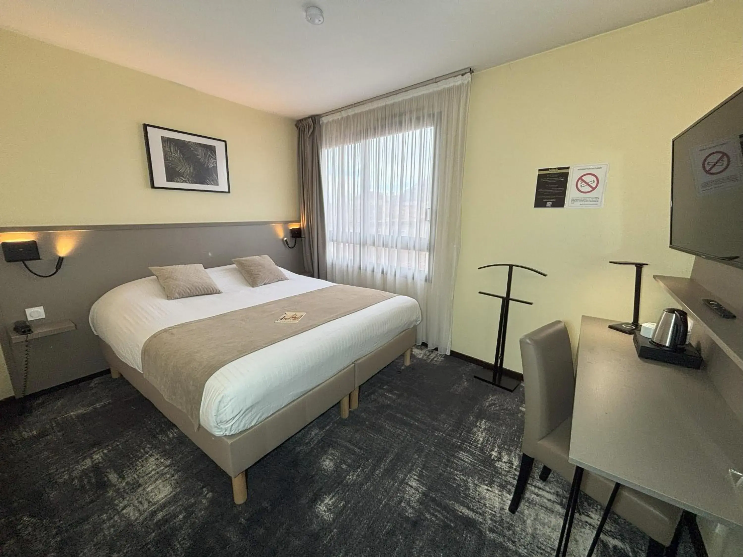 Bed in Hôtel Le Valois, Cognac Centre Bed in Hôtel Le Valois, Cognac Centre