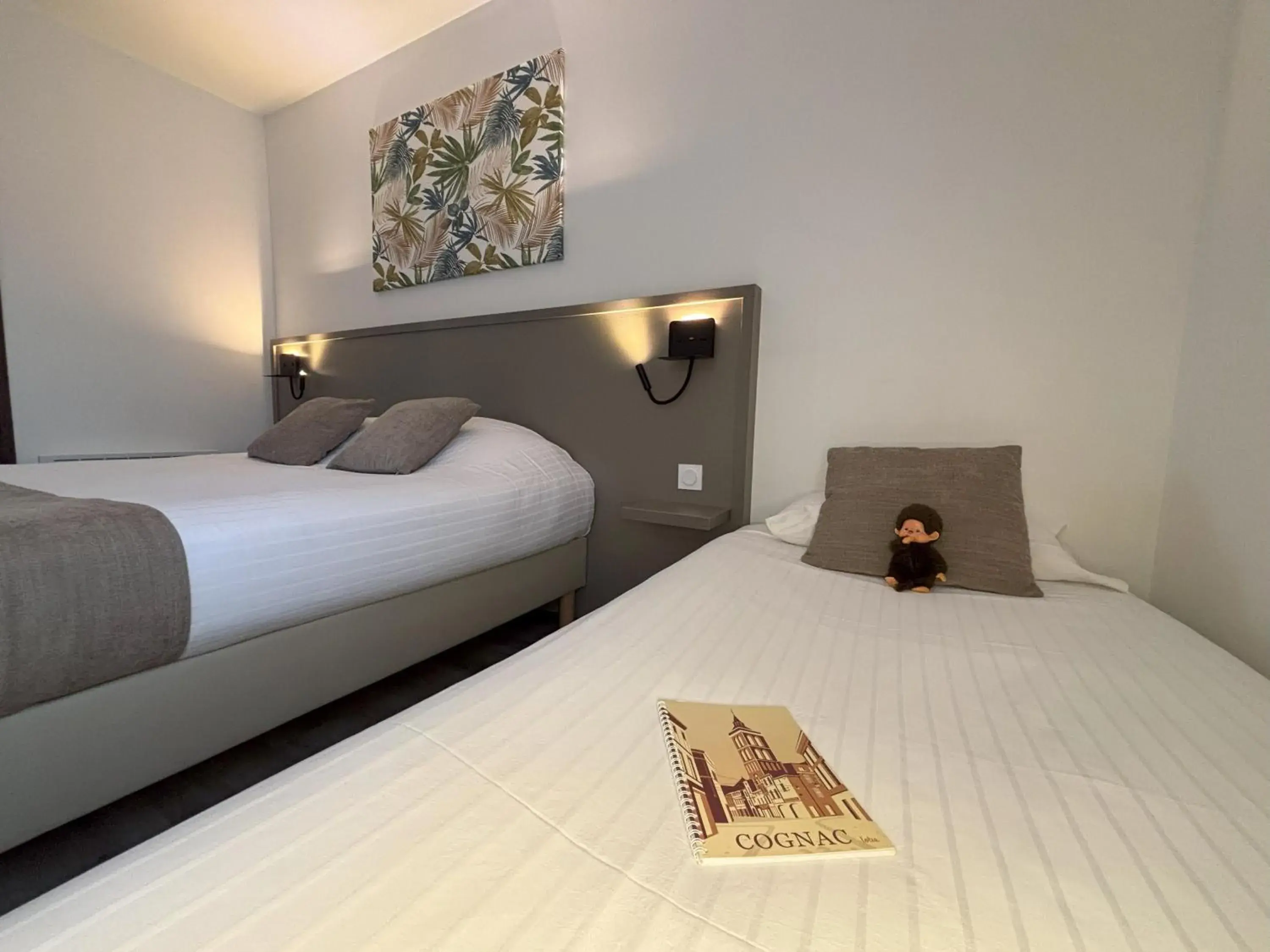 Bedroom, Bed in Hôtel Le Valois, Cognac Centre Bedroom, Bed in Hôtel Le Valois, Cognac Centre