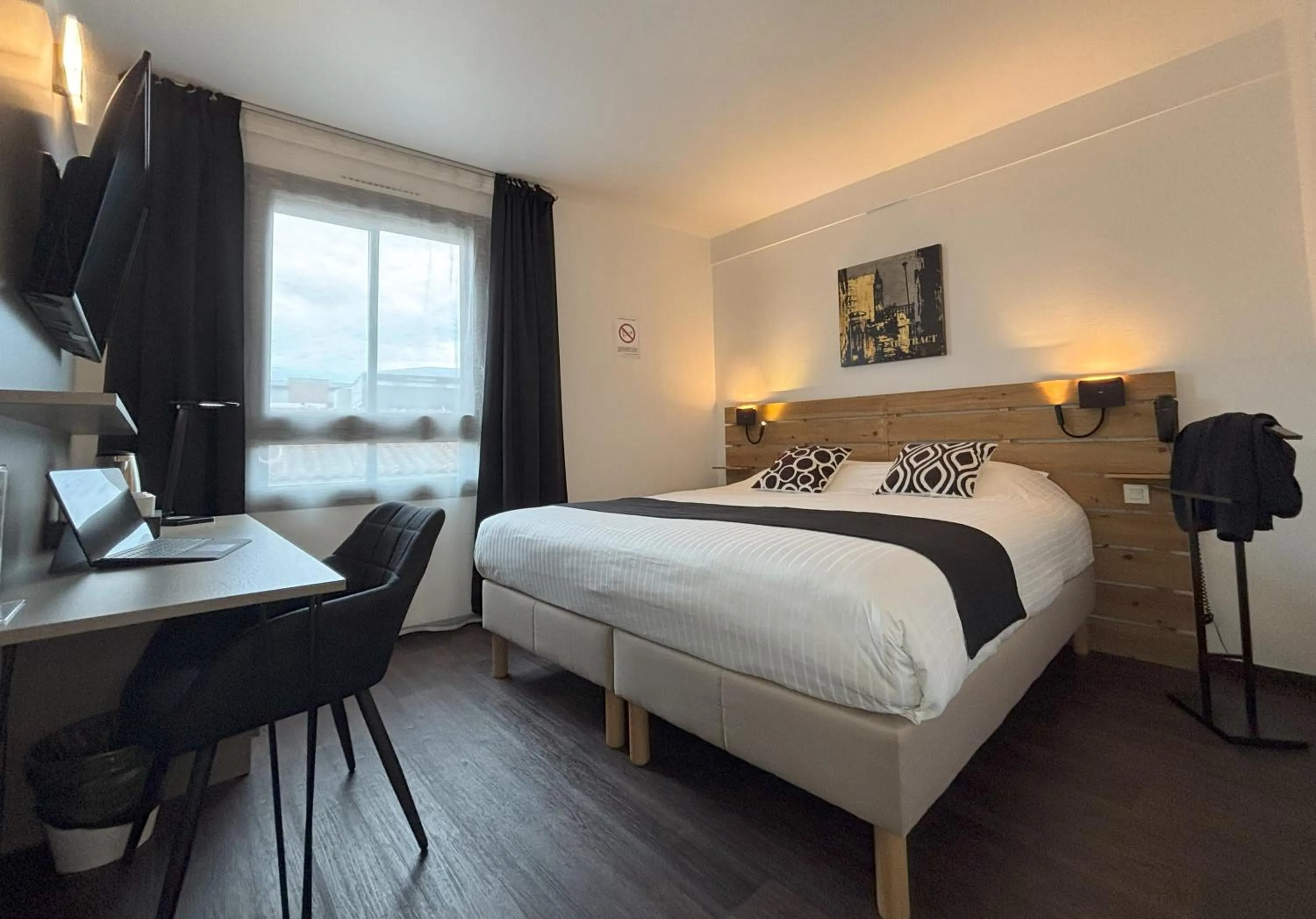 Bed in Hôtel Le Valois, Cognac Centre