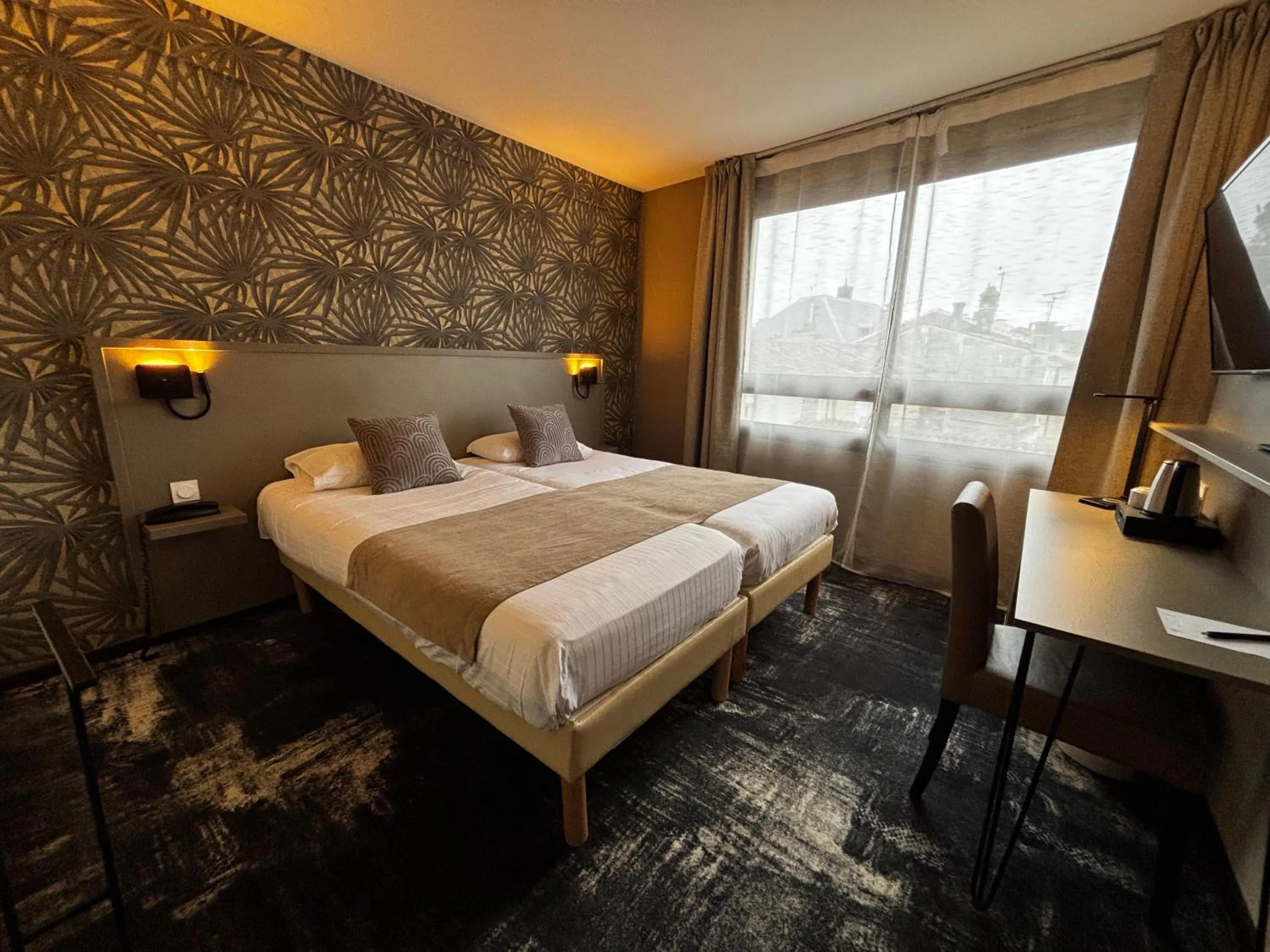 Bed in Hôtel Le Valois, Cognac Centre