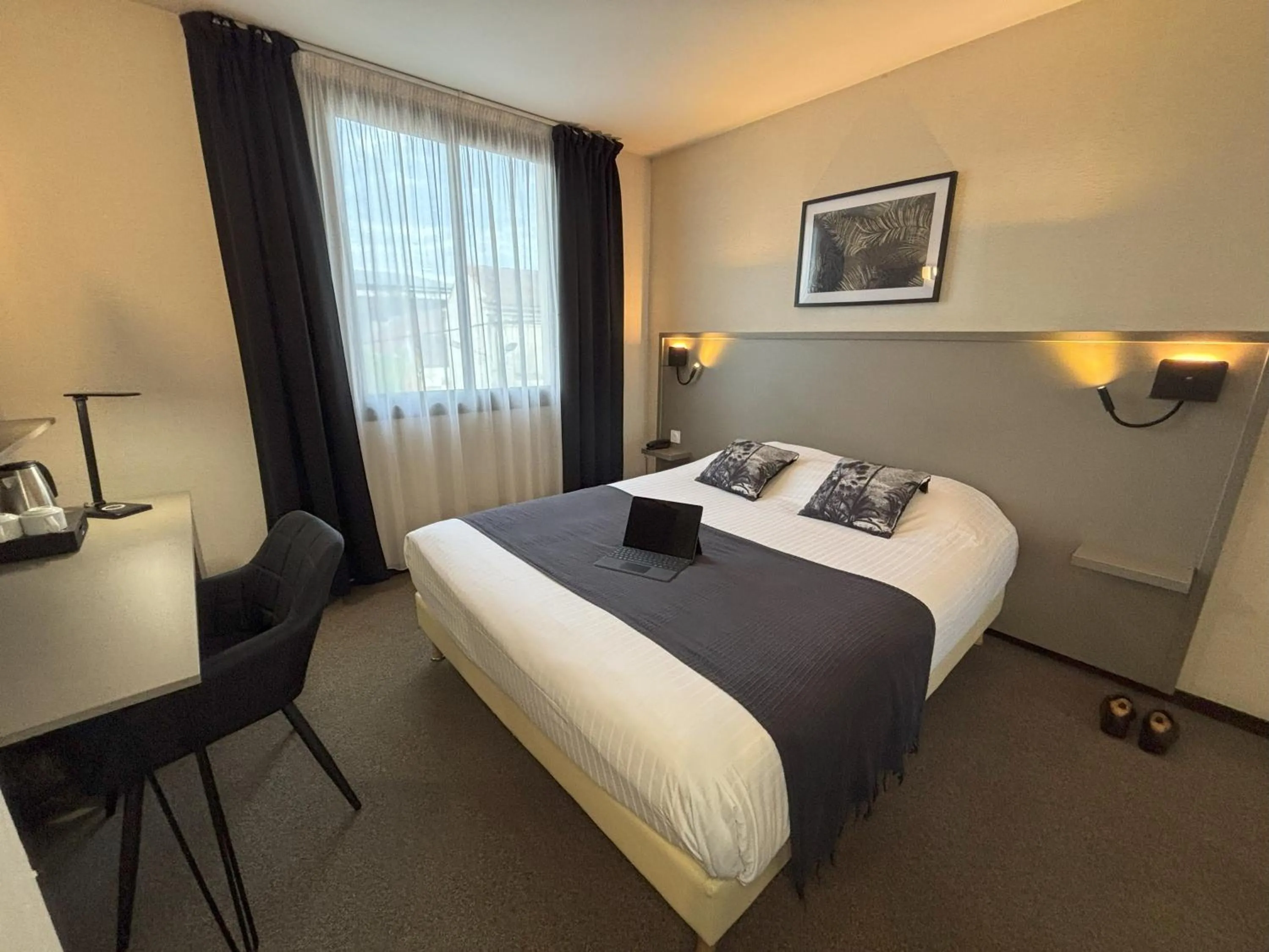 Bed in Hôtel Le Valois, Cognac Centre