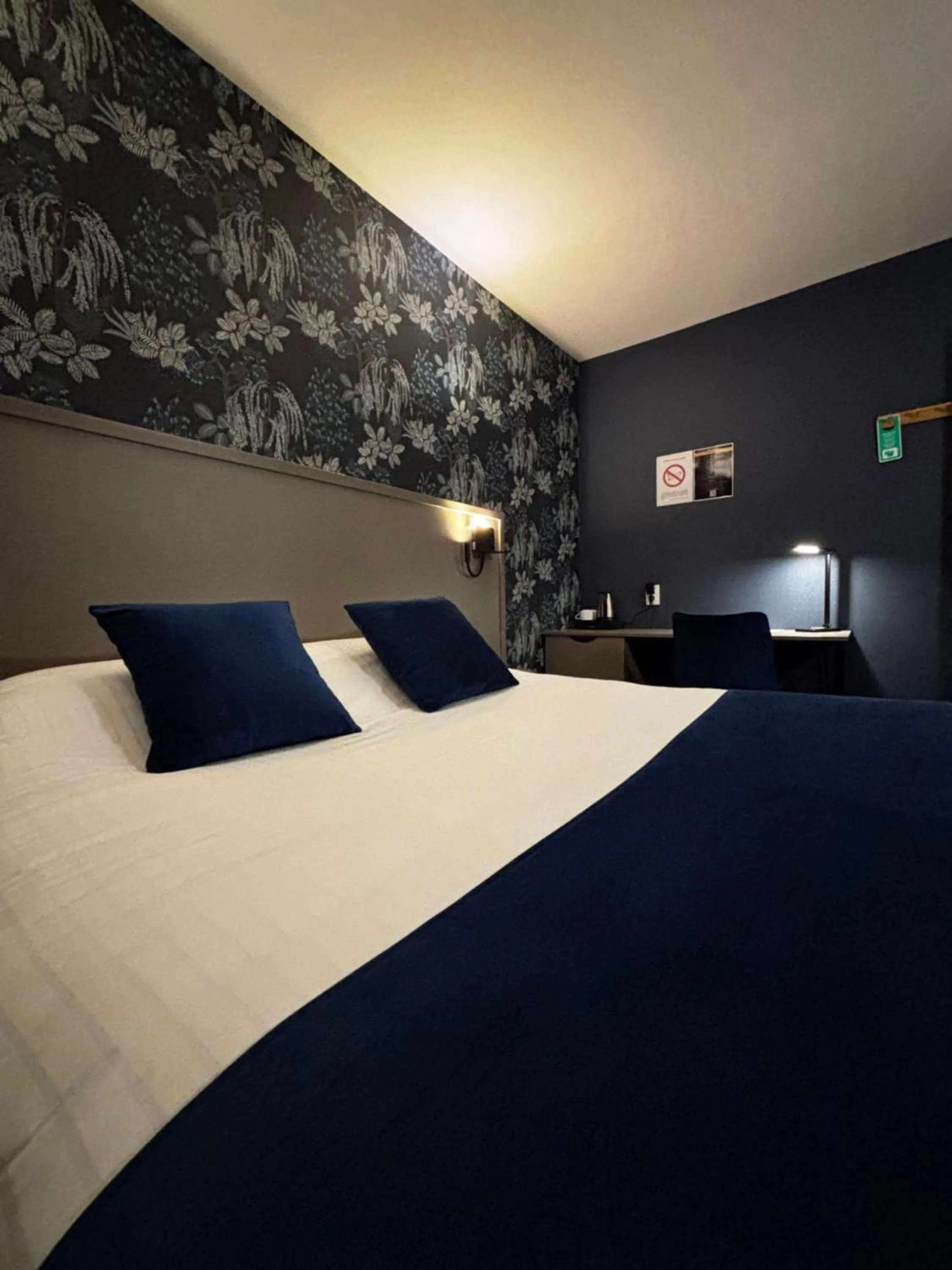 Bed in Hôtel Le Valois, Cognac Centre