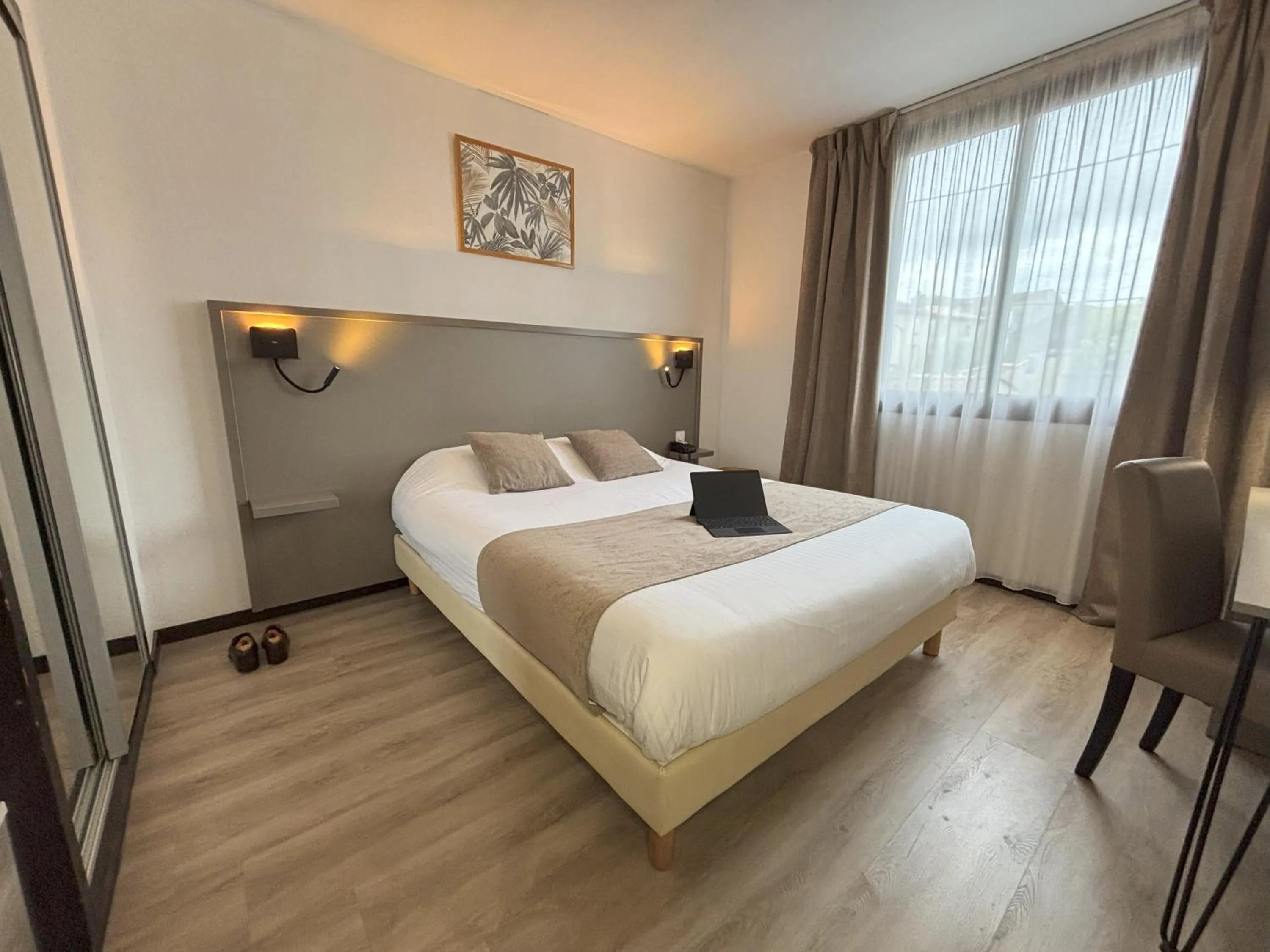 Bedroom, Bed in Hôtel Le Valois, Cognac Centre