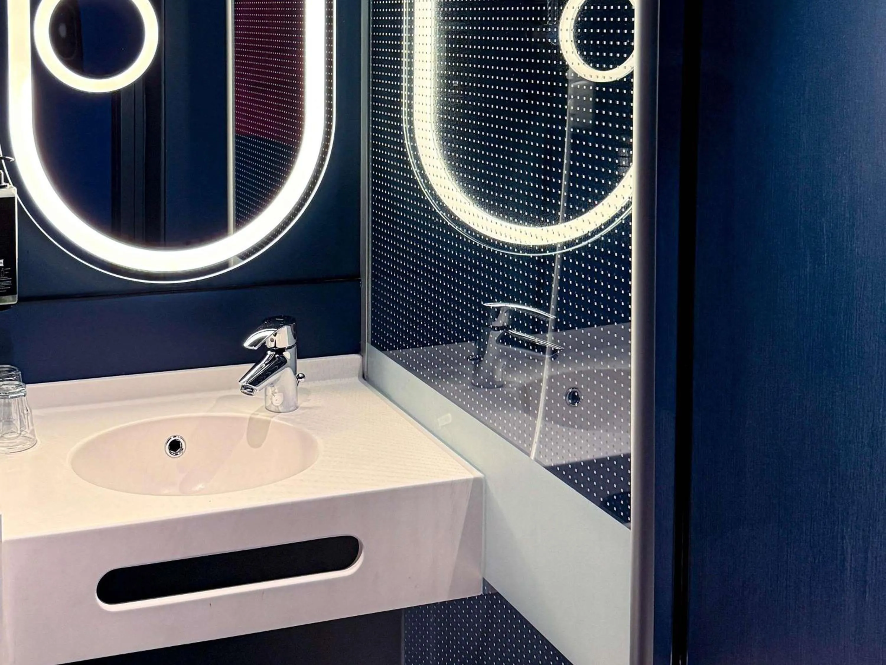 Bedroom in ibis Rennes Cesson