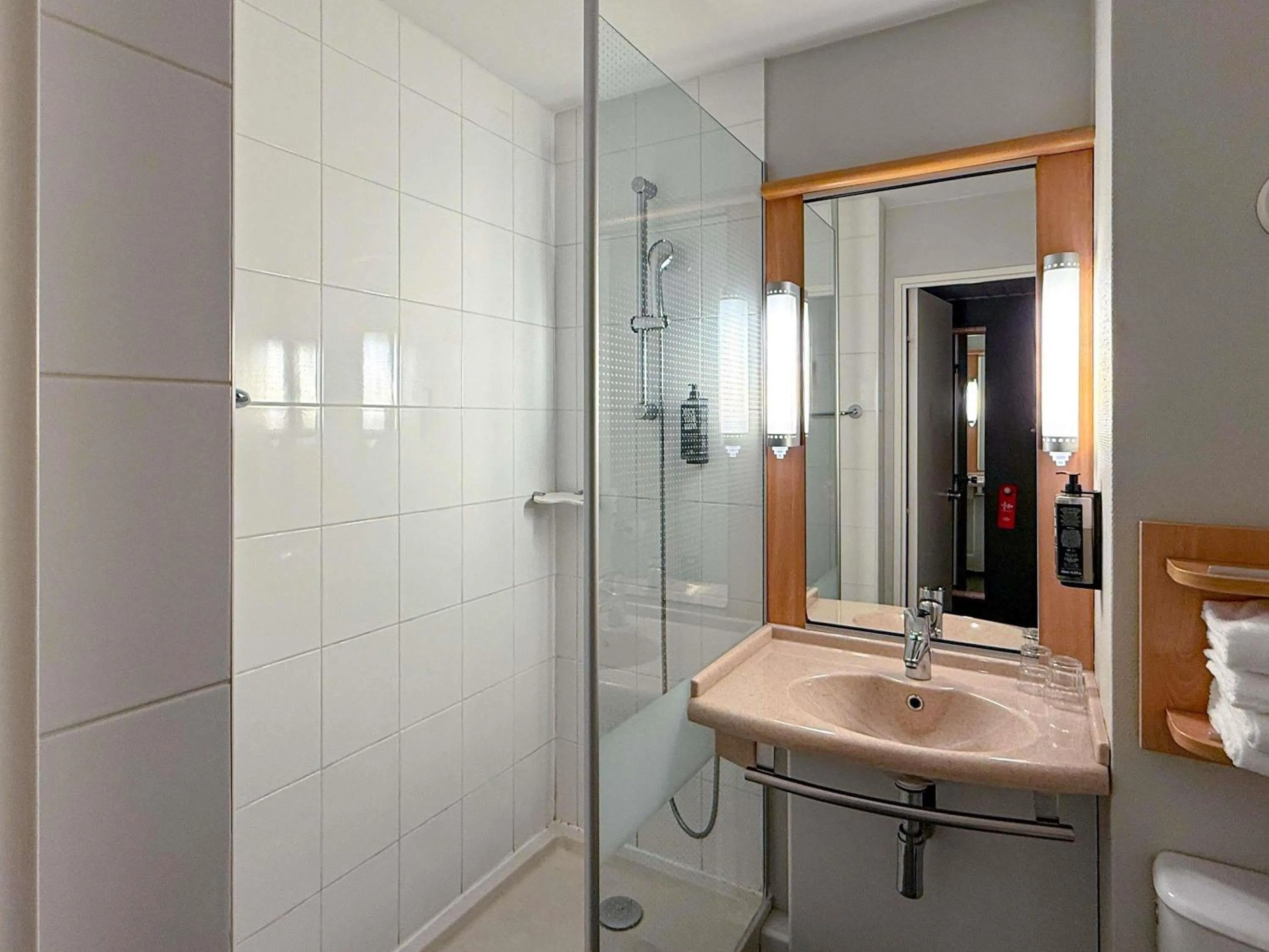 Bedroom in ibis Rennes Cesson