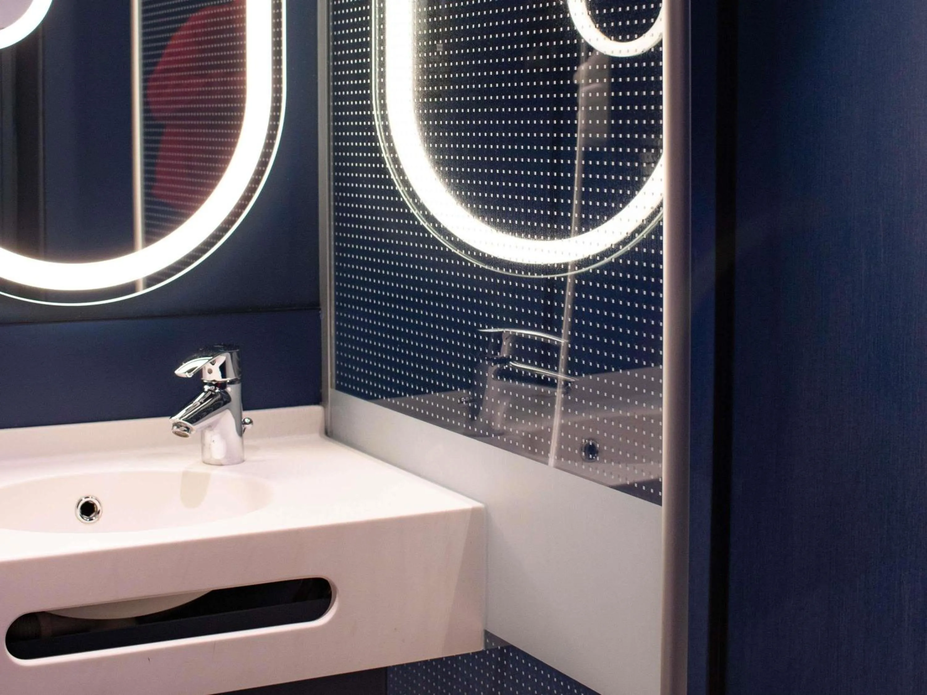 Bedroom in ibis Rennes Cesson