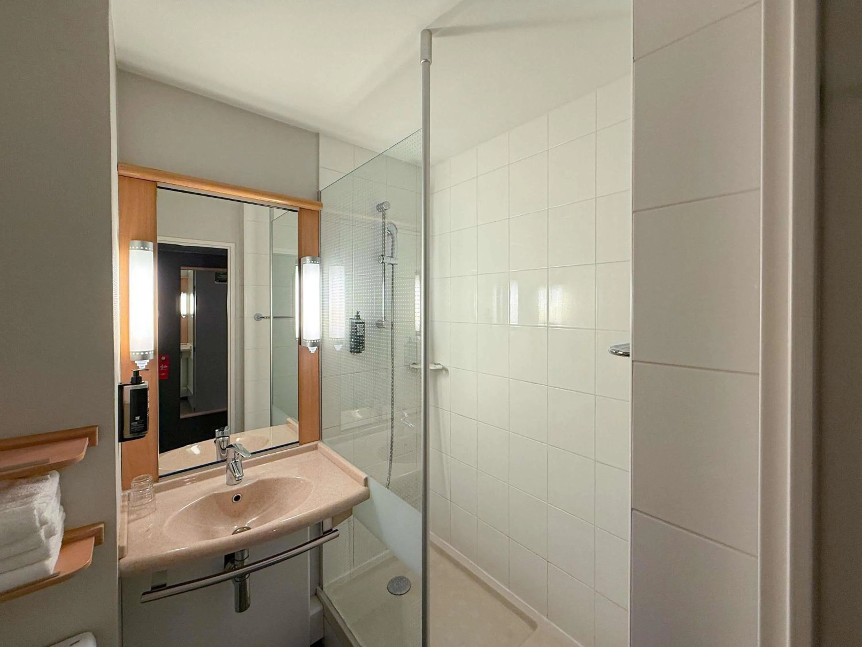 Bedroom in ibis Rennes Cesson