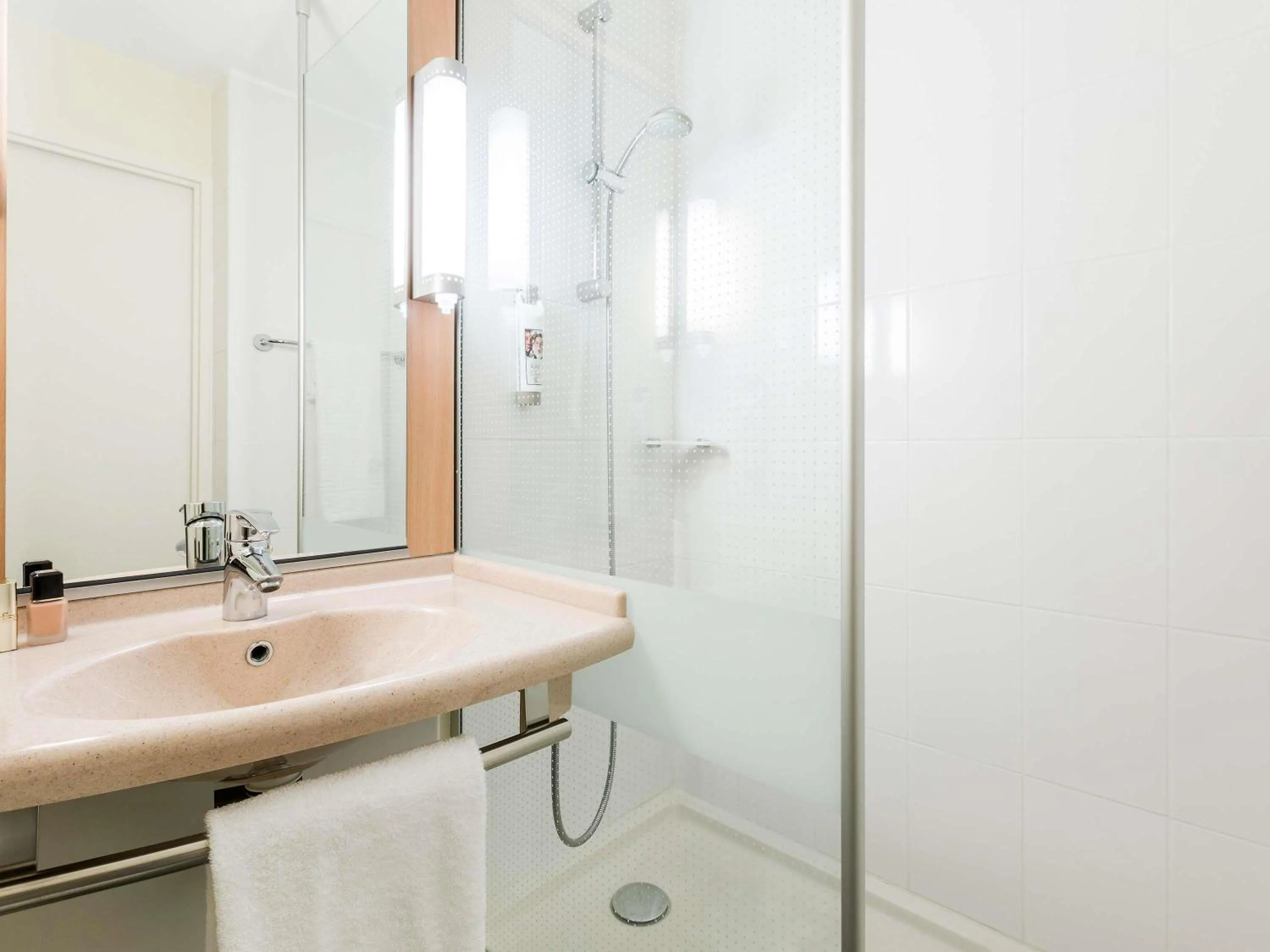 Bedroom in ibis Rennes Cesson