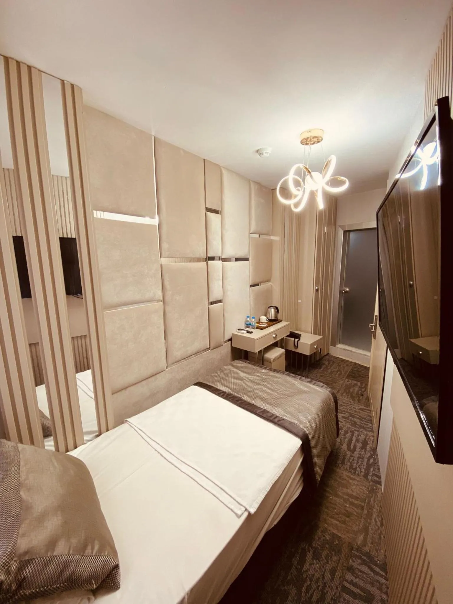 Photo of the whole room, Bed in Grand Heykel Hotel