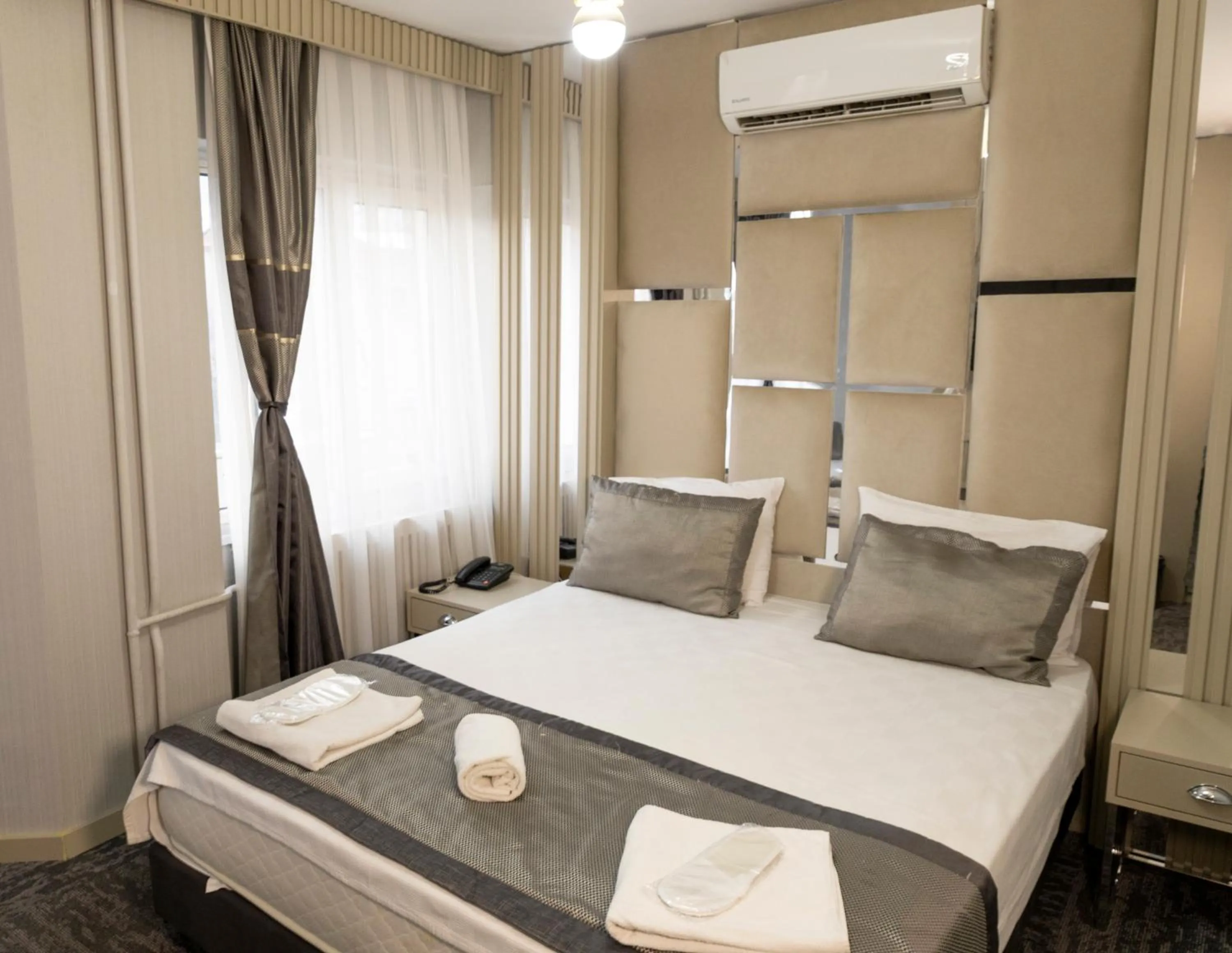 Photo of the whole room, Bed in Grand Heykel Hotel