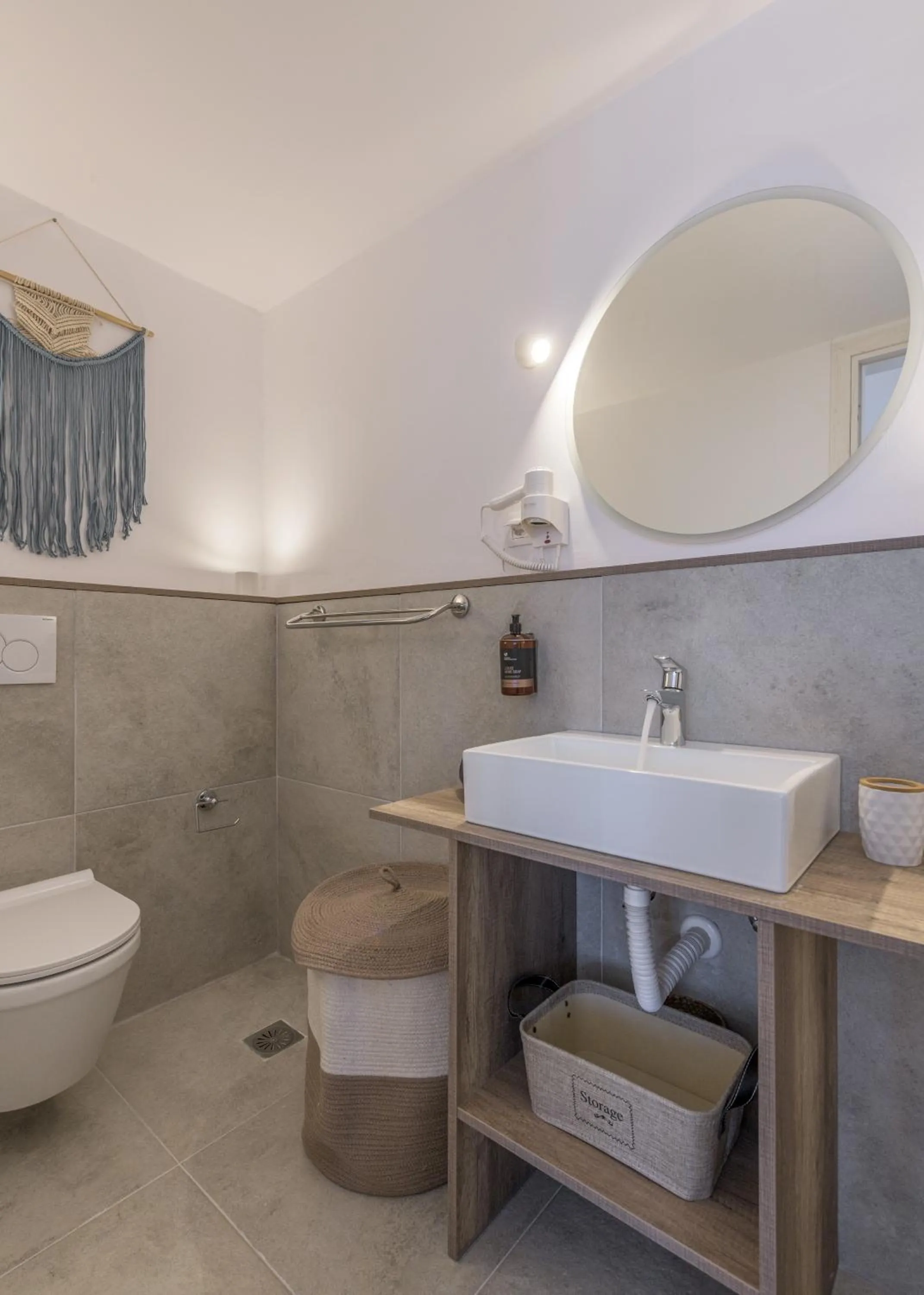 Shower in Polyegos View