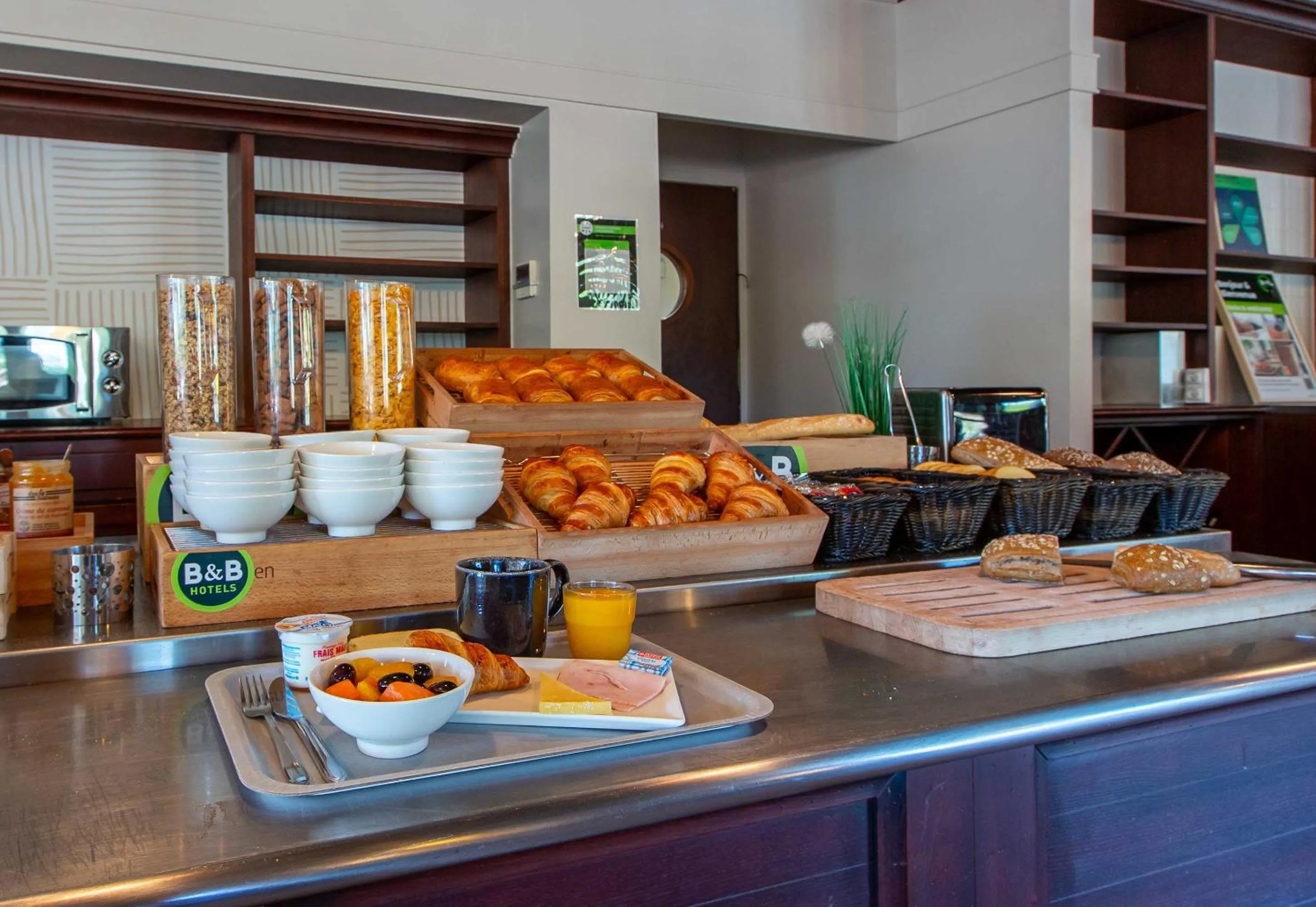 Buffet breakfast in B&B HOTEL Blois Nord Vallée Maillard