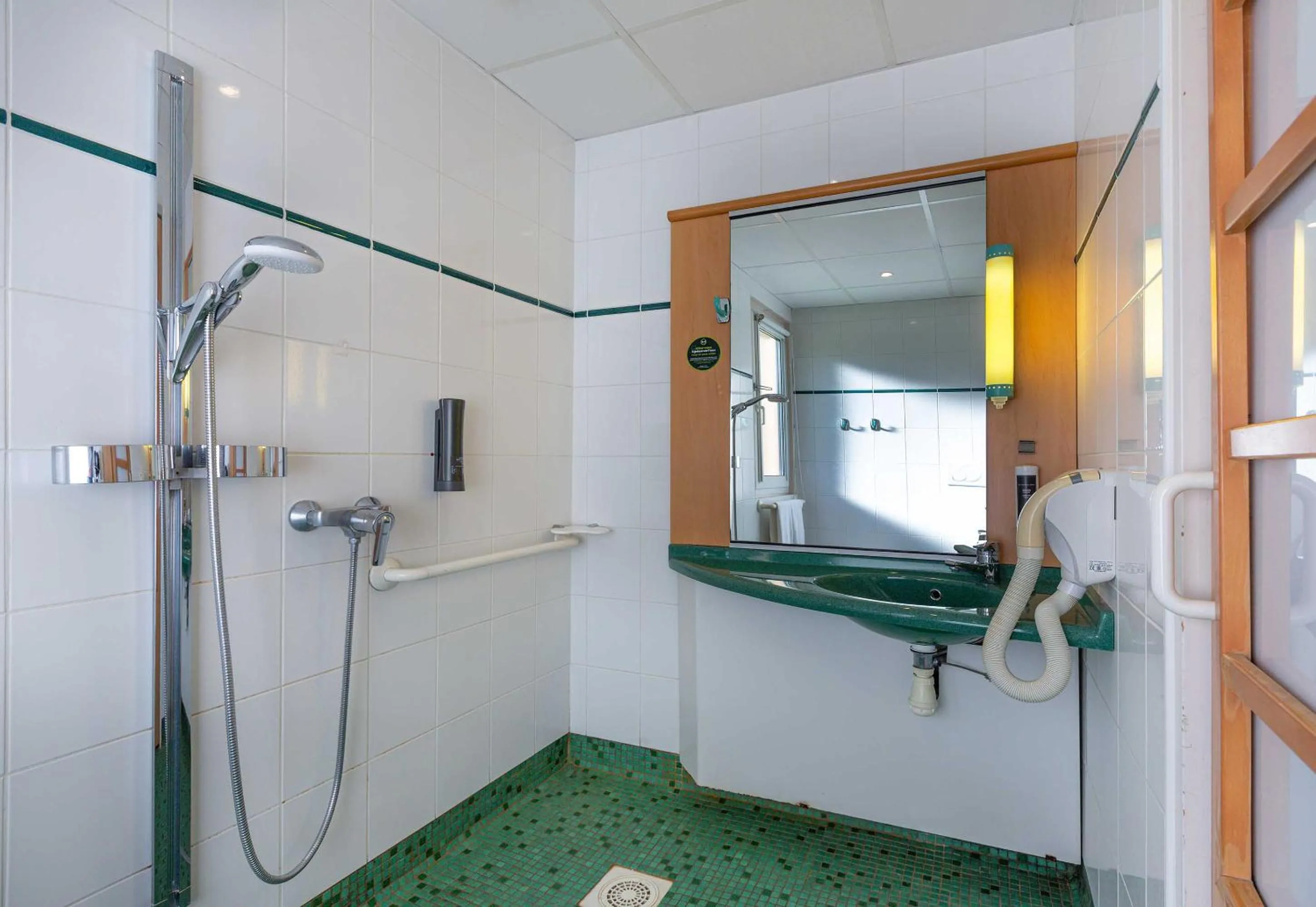 Bathroom in ibis Blois Vallée Maillard