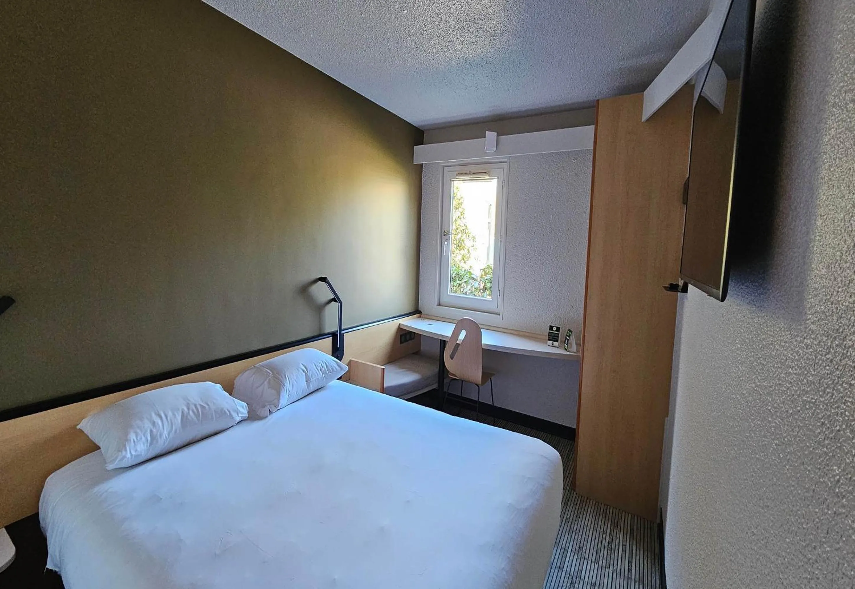 Bedroom, Bed in B&B HOTEL Blois Nord Vallée Maillard