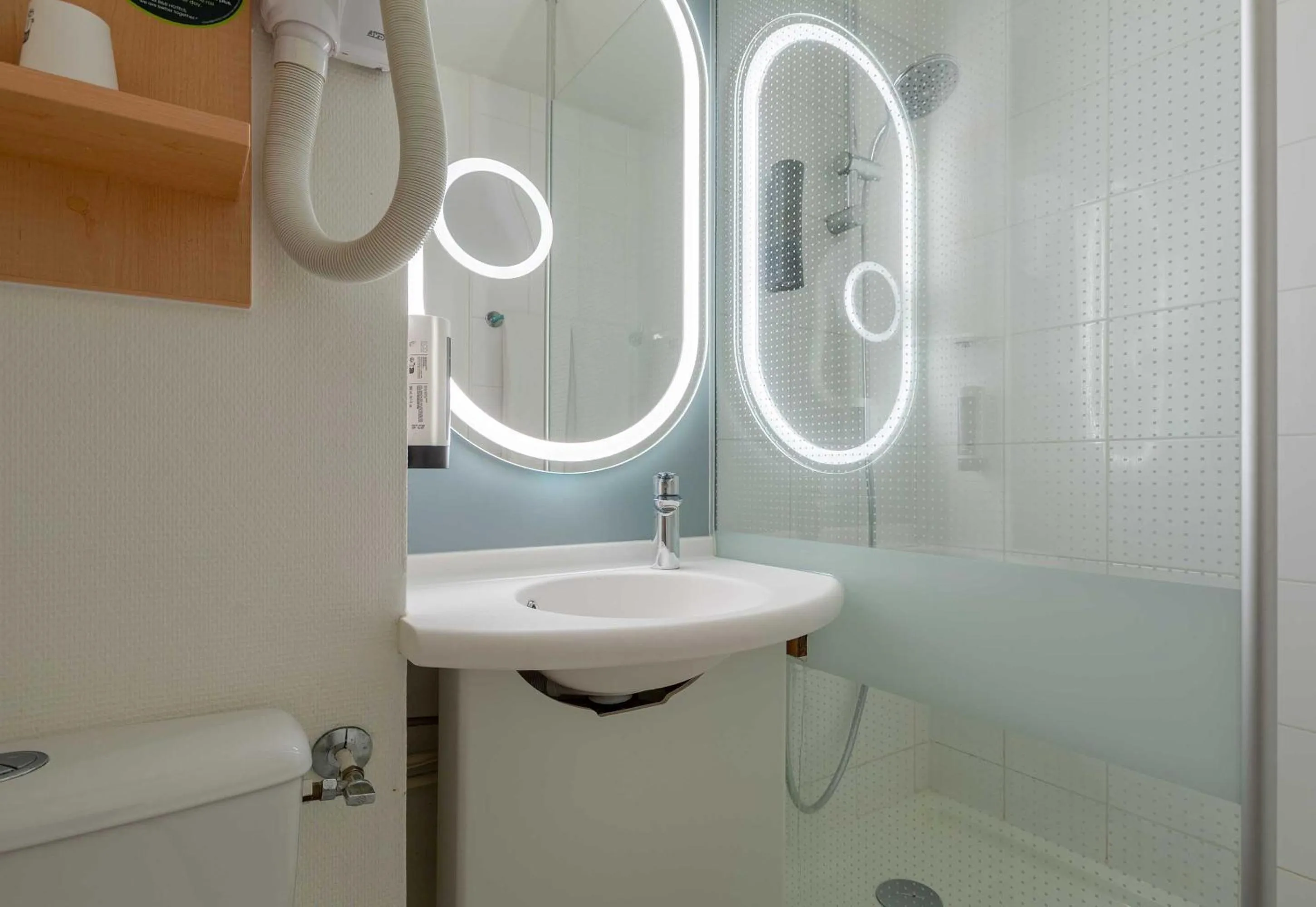 Bathroom in B&B HOTEL Blois Nord Vallée Maillard