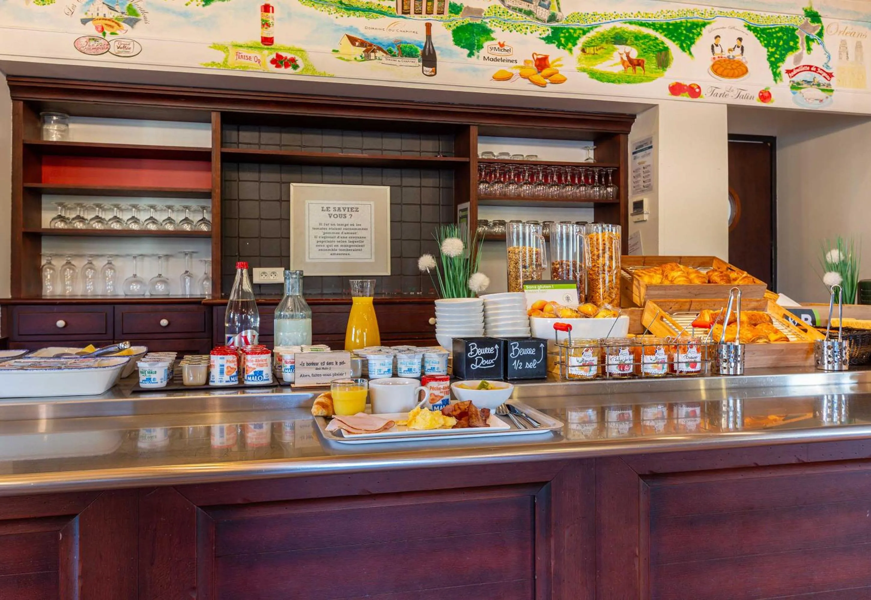 Buffet breakfast in B&B HOTEL Blois Nord Vallée Maillard