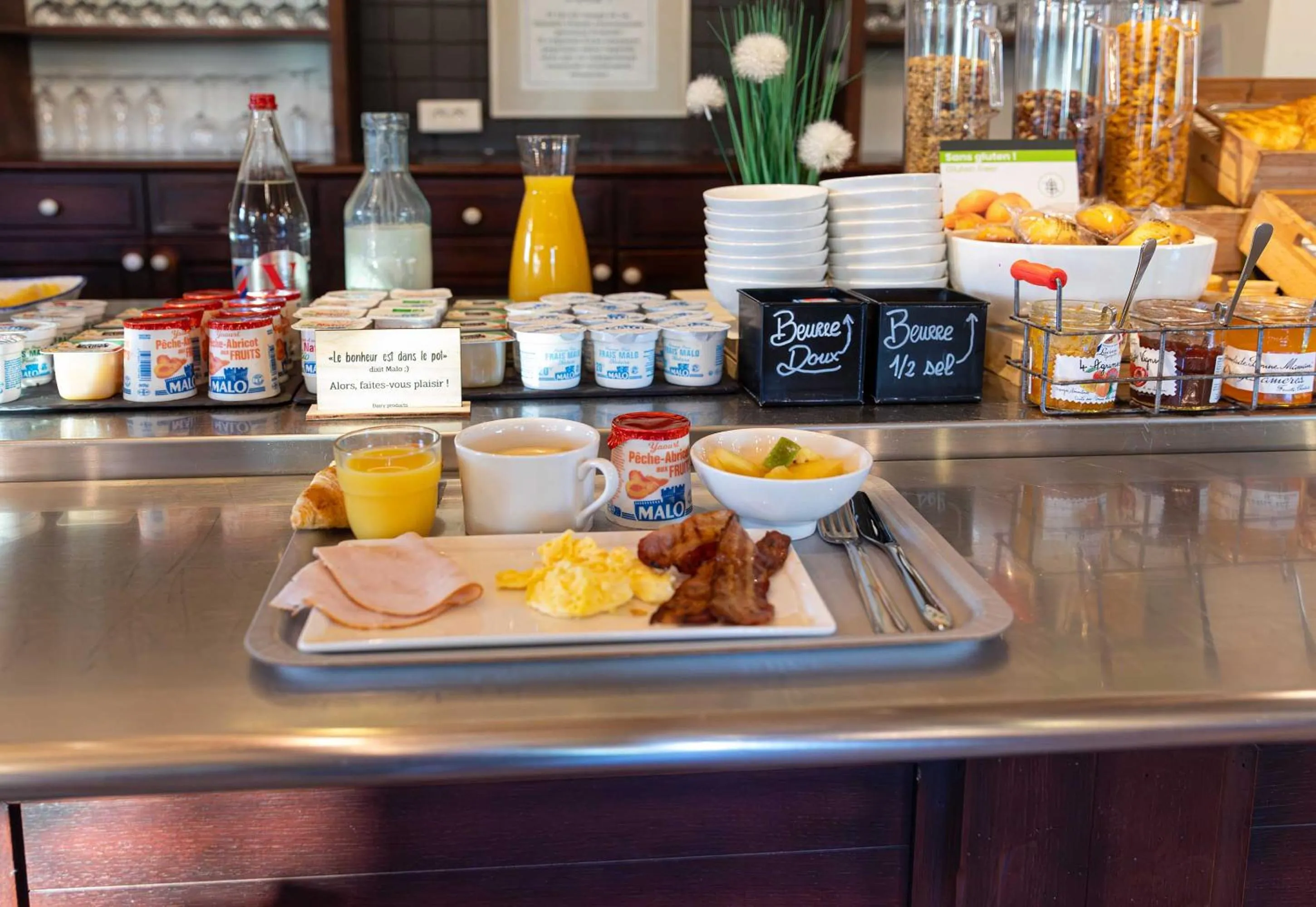 Buffet breakfast in B&B HOTEL Blois Nord Vallée Maillard