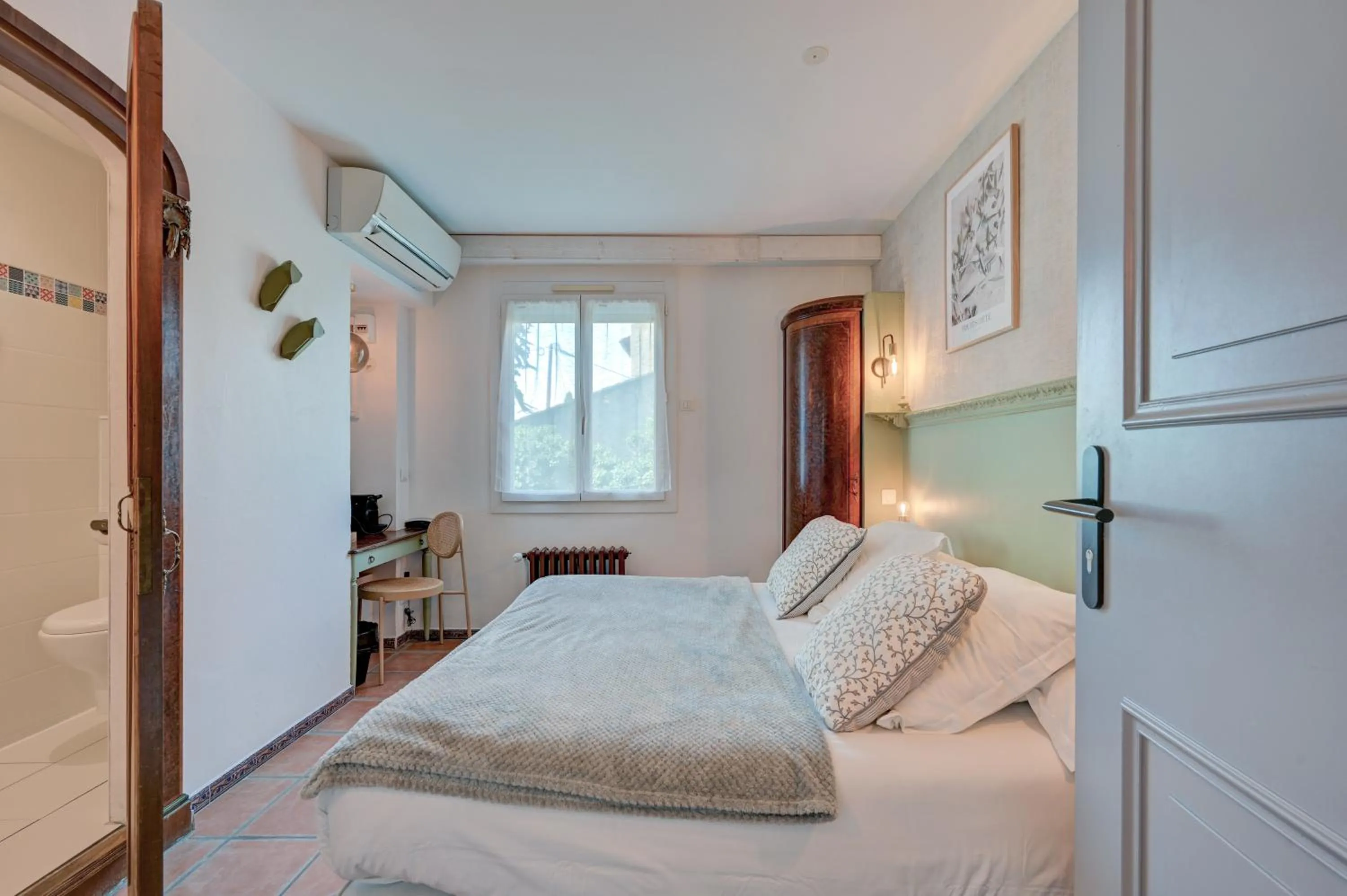 Bed in The Originals Boutique, Clair Hôtel, Martigues