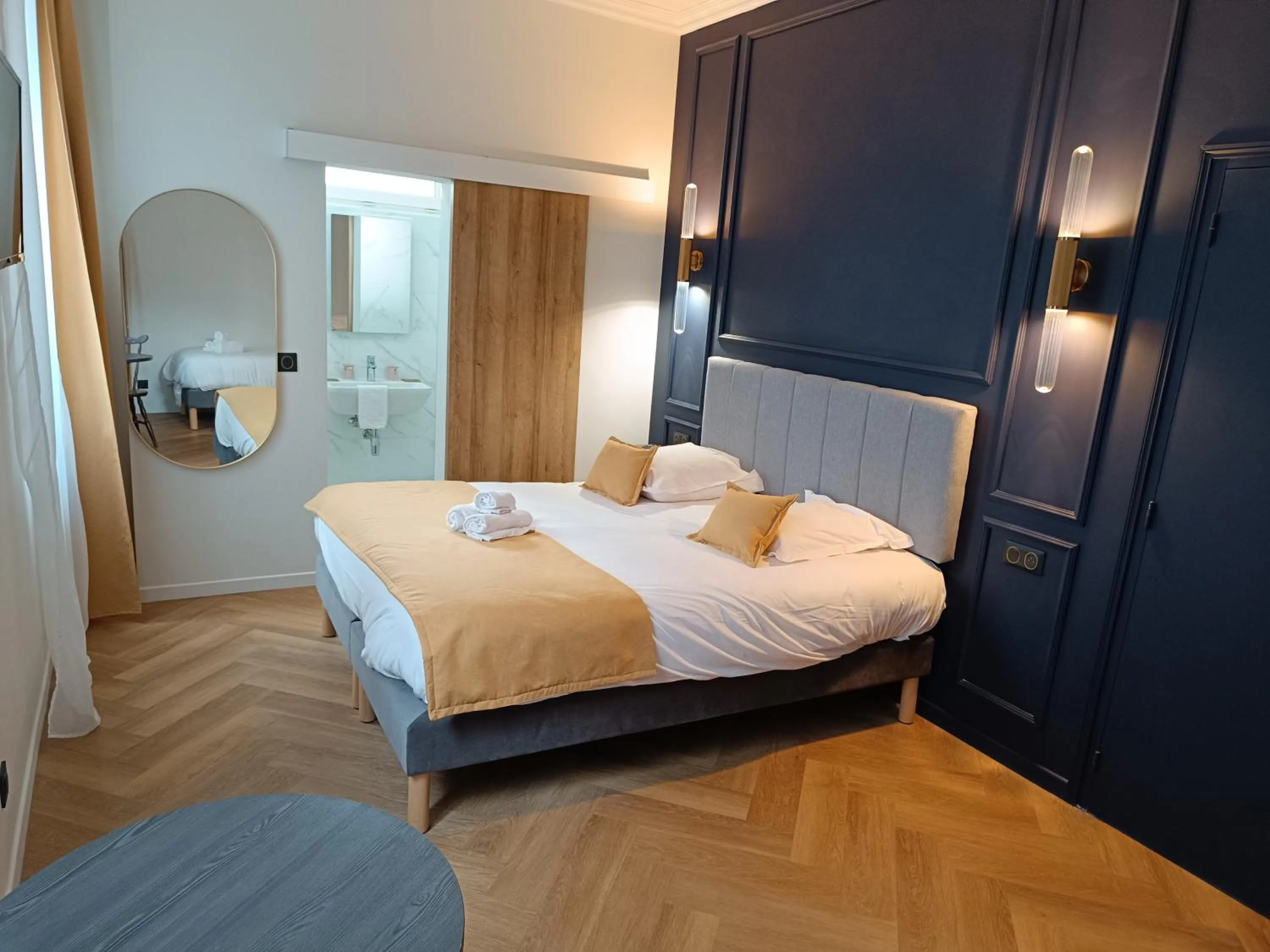 Bed in The Originals Boutique, Hôtel d'Angleterre, Fécamp