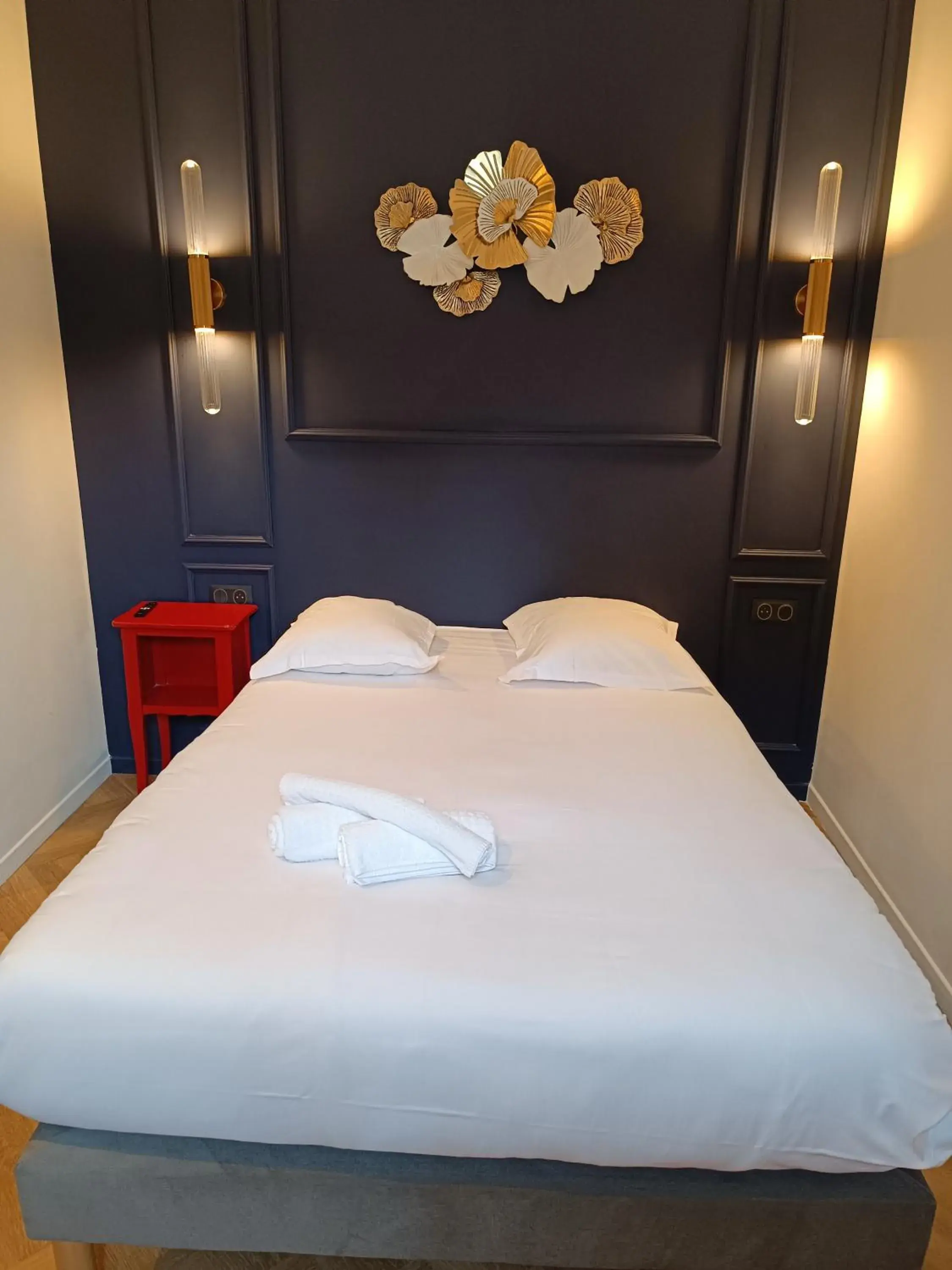 Bed in The Originals Boutique, Hôtel d'Angleterre, Fécamp Bed in The Originals Boutique, Hôtel d'Angleterre, Fécamp