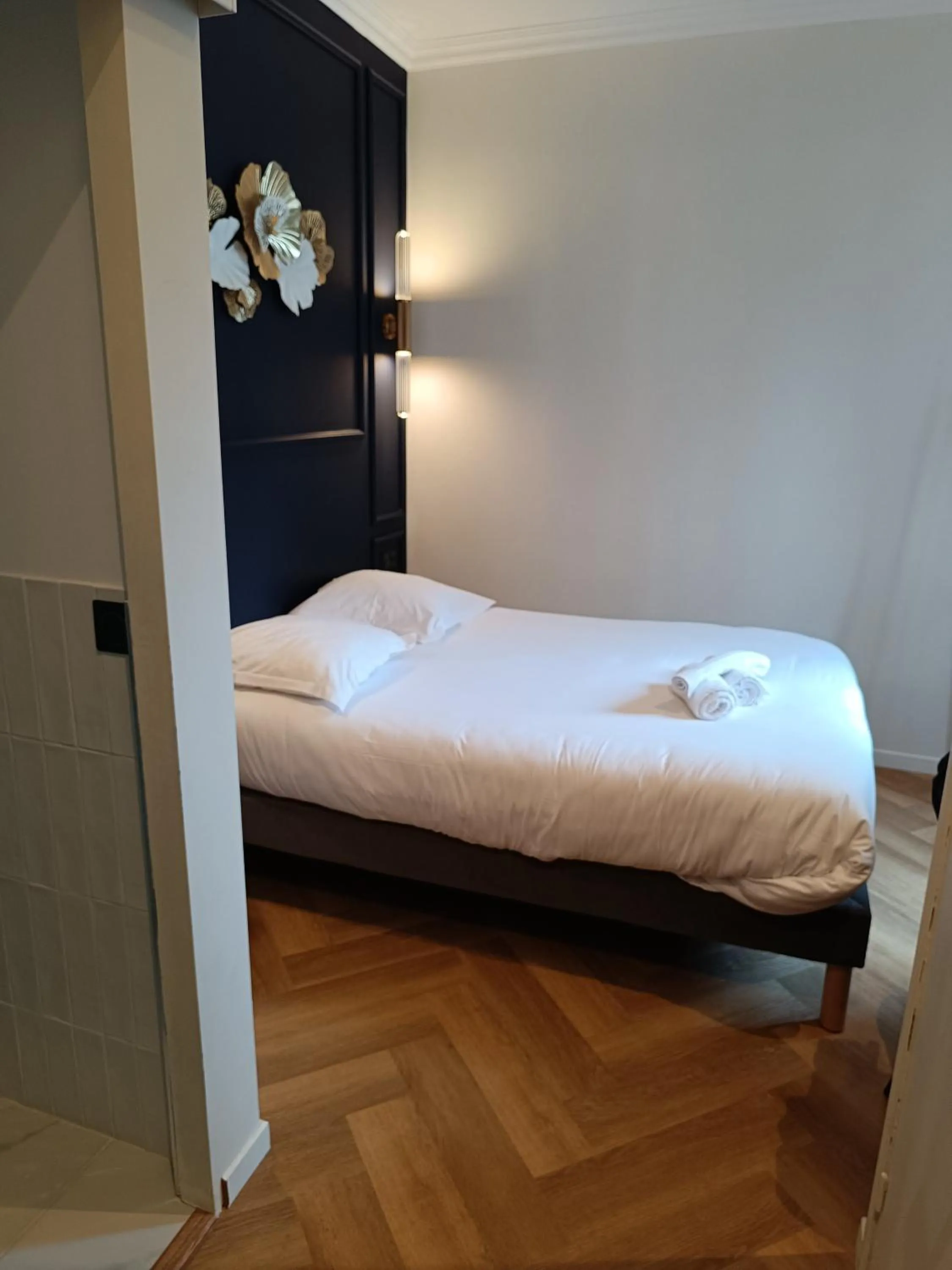 Bed in The Originals Boutique, Hôtel d'Angleterre, Fécamp