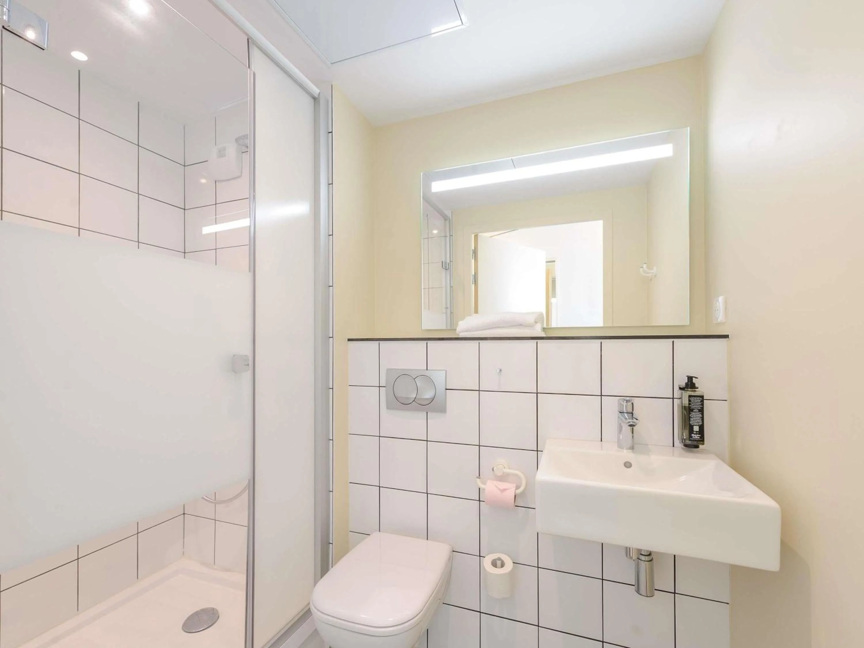 Bedroom in Ibis Budget La Rochelle Puilboreau