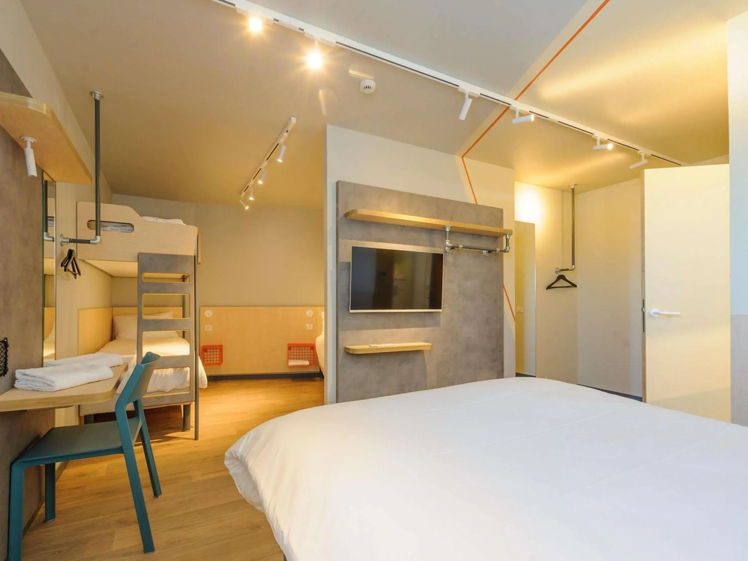 Family Room with One Double and Two Twin Beds in Ibis Budget La Rochelle Puilboreau Family Room with One Double and Two Twin Beds in Ibis Budget La Rochelle Puilboreau