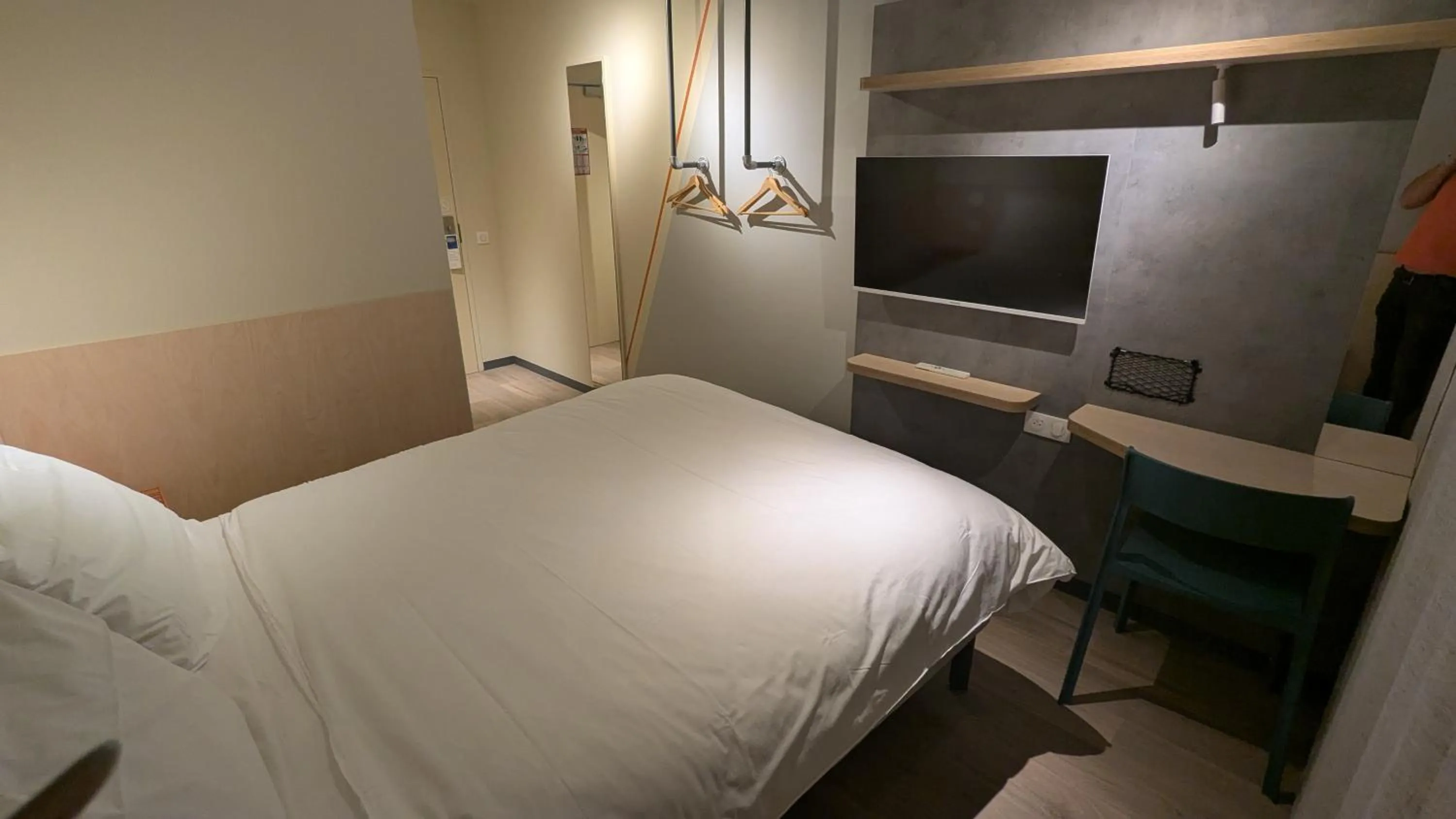 Bed in Ibis Budget La Rochelle Puilboreau