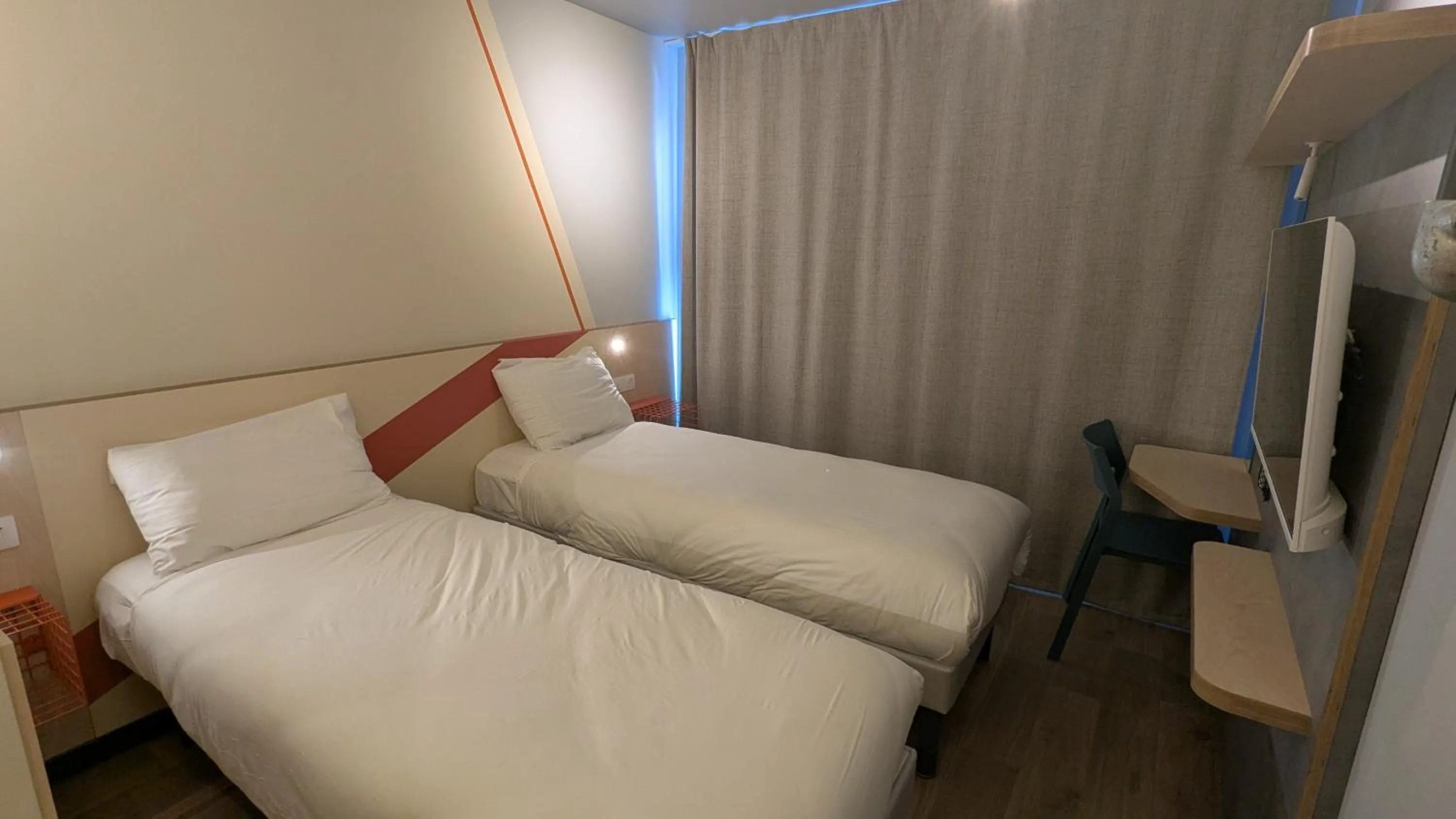 Bed in Ibis Budget La Rochelle Puilboreau
