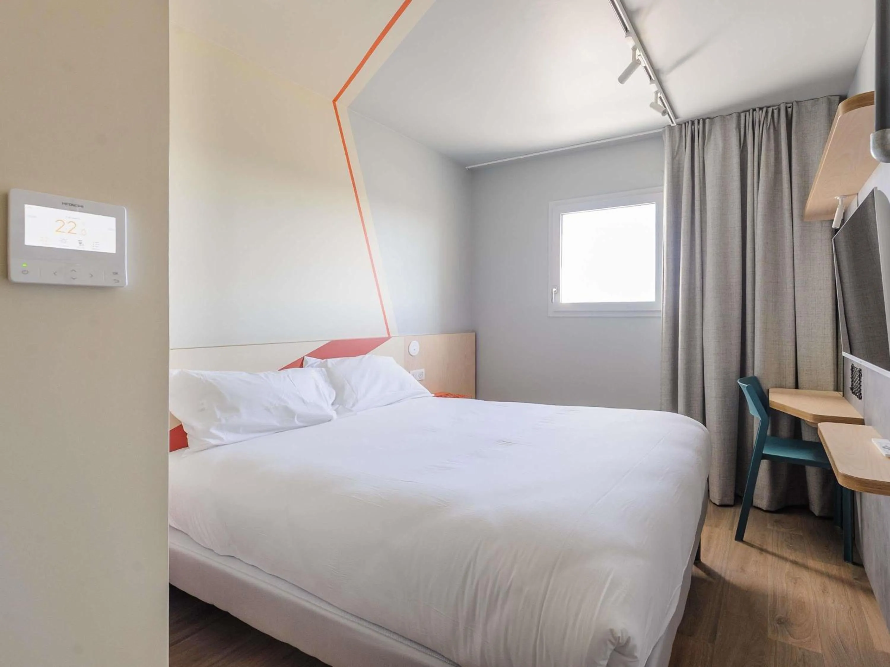 Bedroom, Bed in Ibis Budget La Rochelle Puilboreau