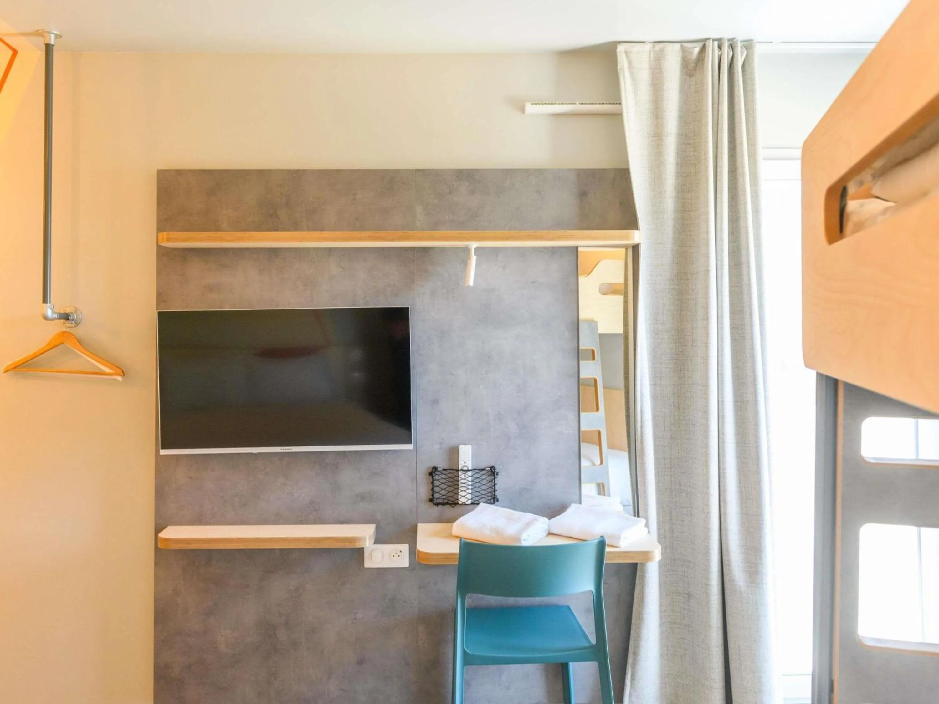 Bedroom in Ibis Budget La Rochelle Puilboreau