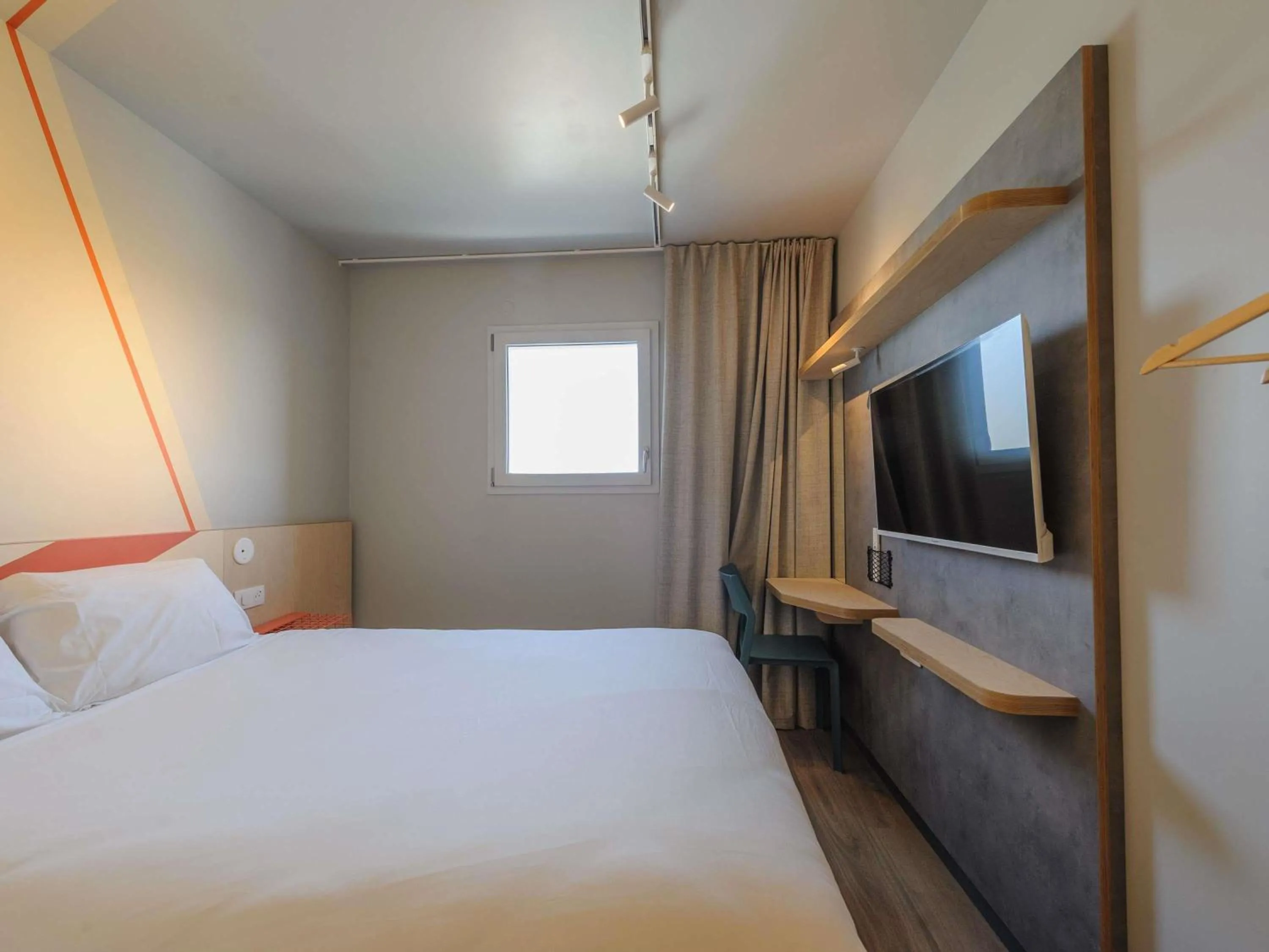 Bedroom, Bed in Ibis Budget La Rochelle Puilboreau