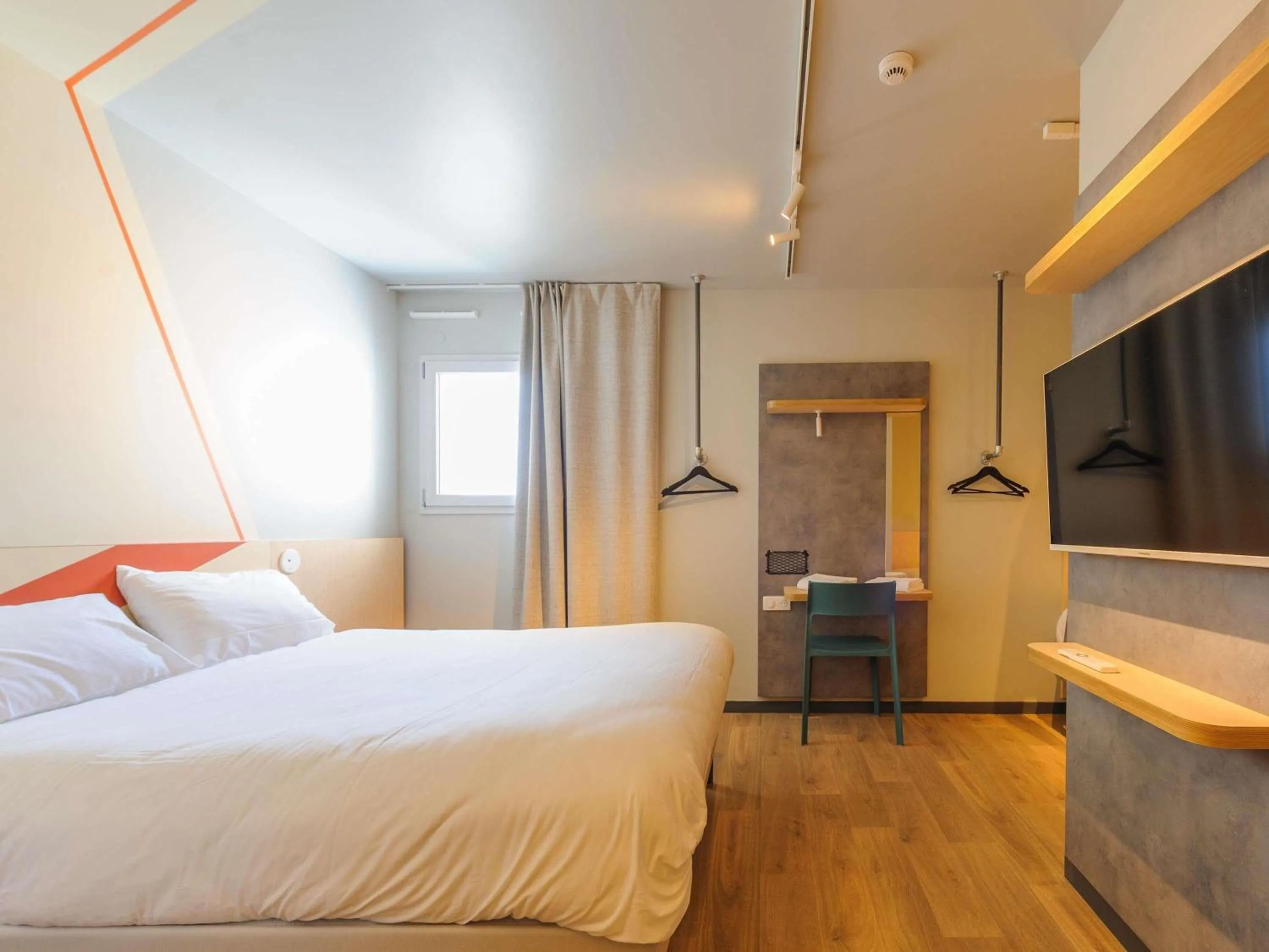 Bedroom, Bed in Ibis Budget La Rochelle Puilboreau