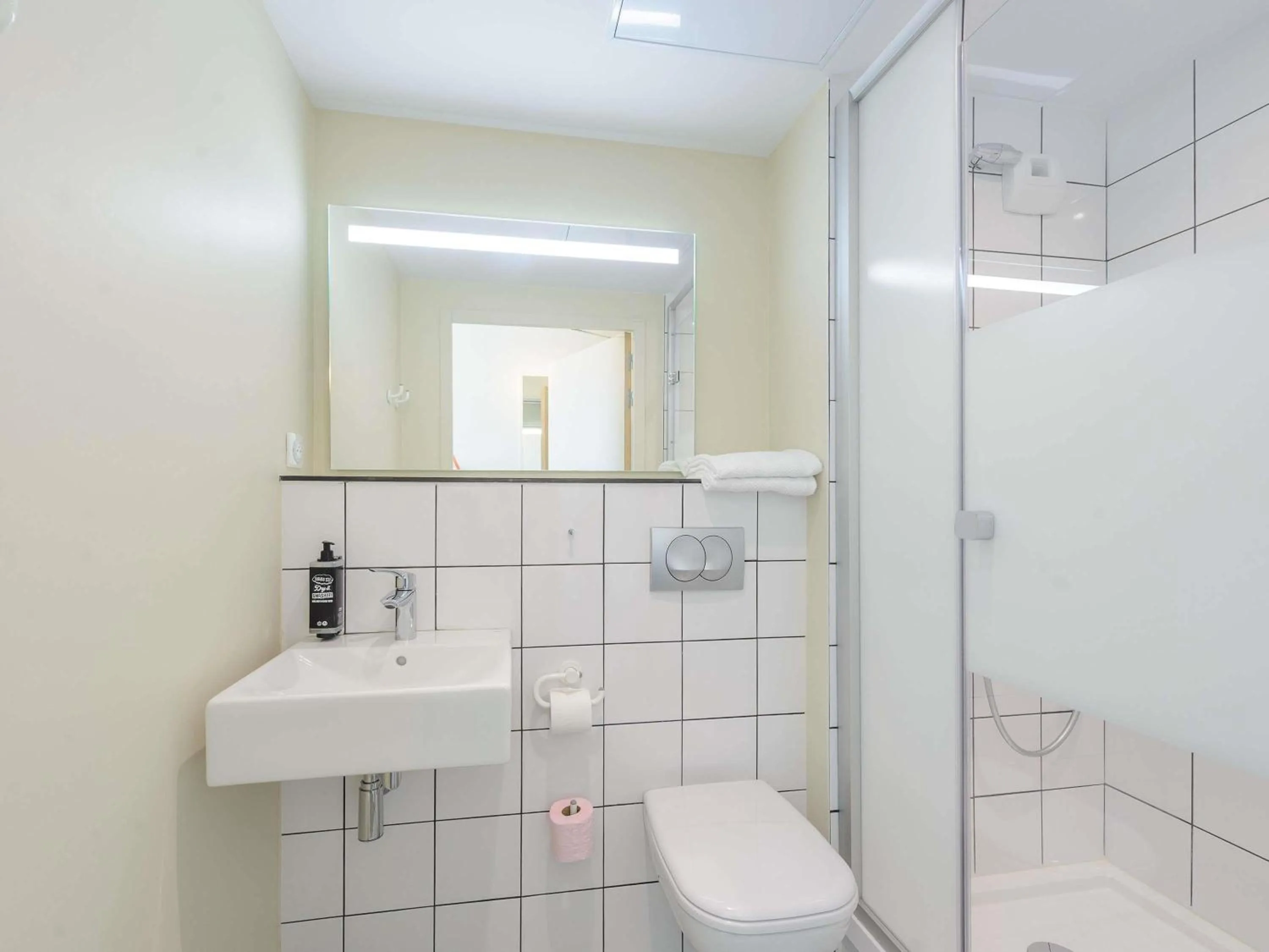 Bedroom in Ibis Budget La Rochelle Puilboreau