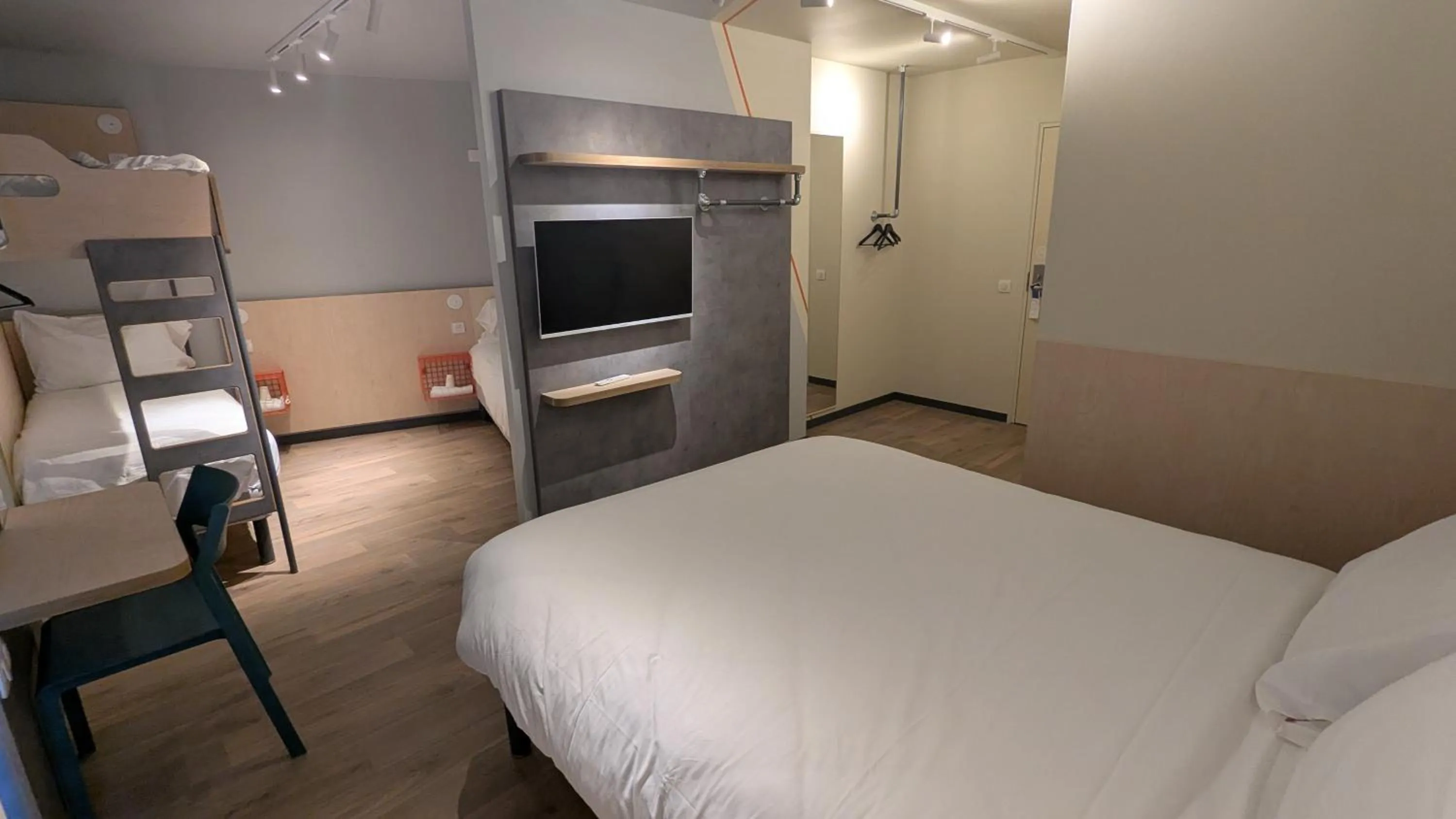 TV and multimedia, Bed in Ibis Budget La Rochelle Puilboreau